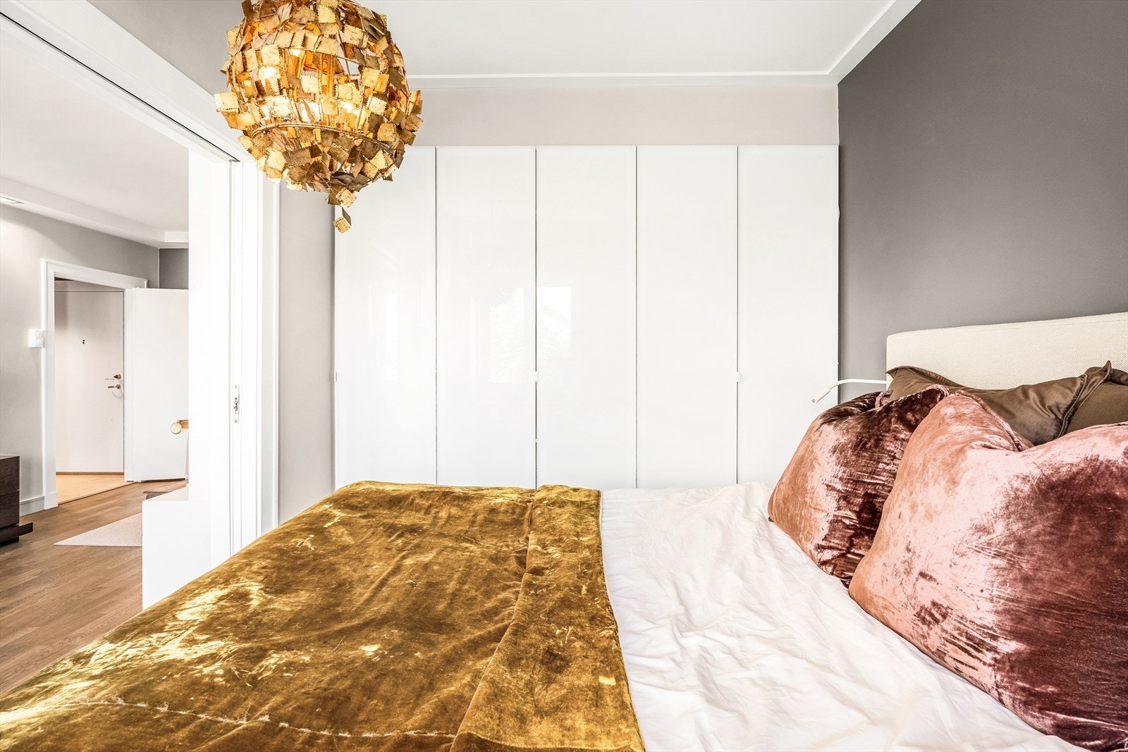 Gode oppbevaringsmuligheter i garderobeskap. Galleribilde