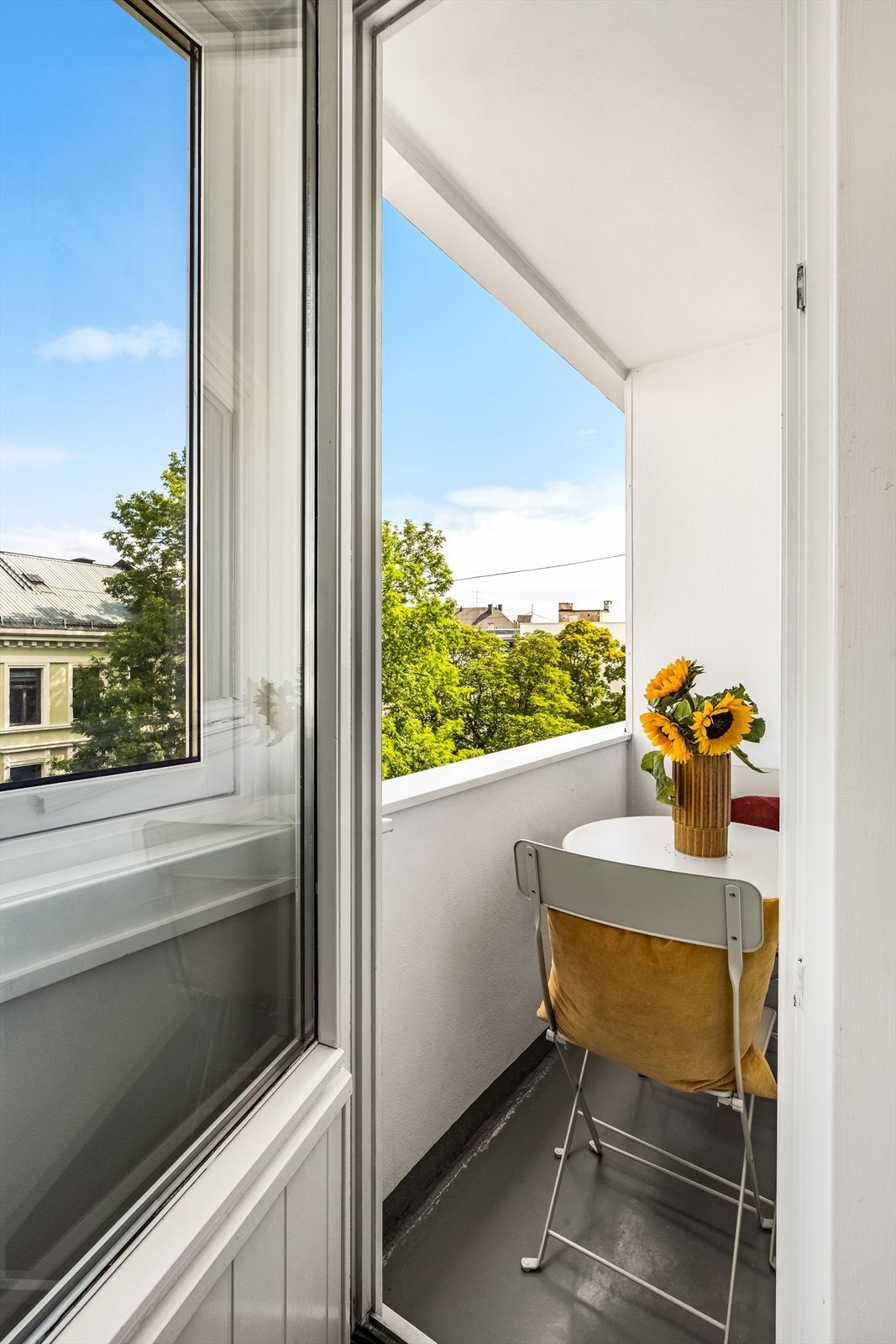 Utgang til balkong via stue. Galleribilde