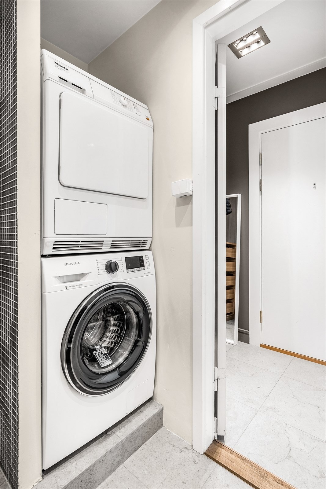 Nisje med opplegg til vaskemaskin og plass til tørketrommel. Galleribilde