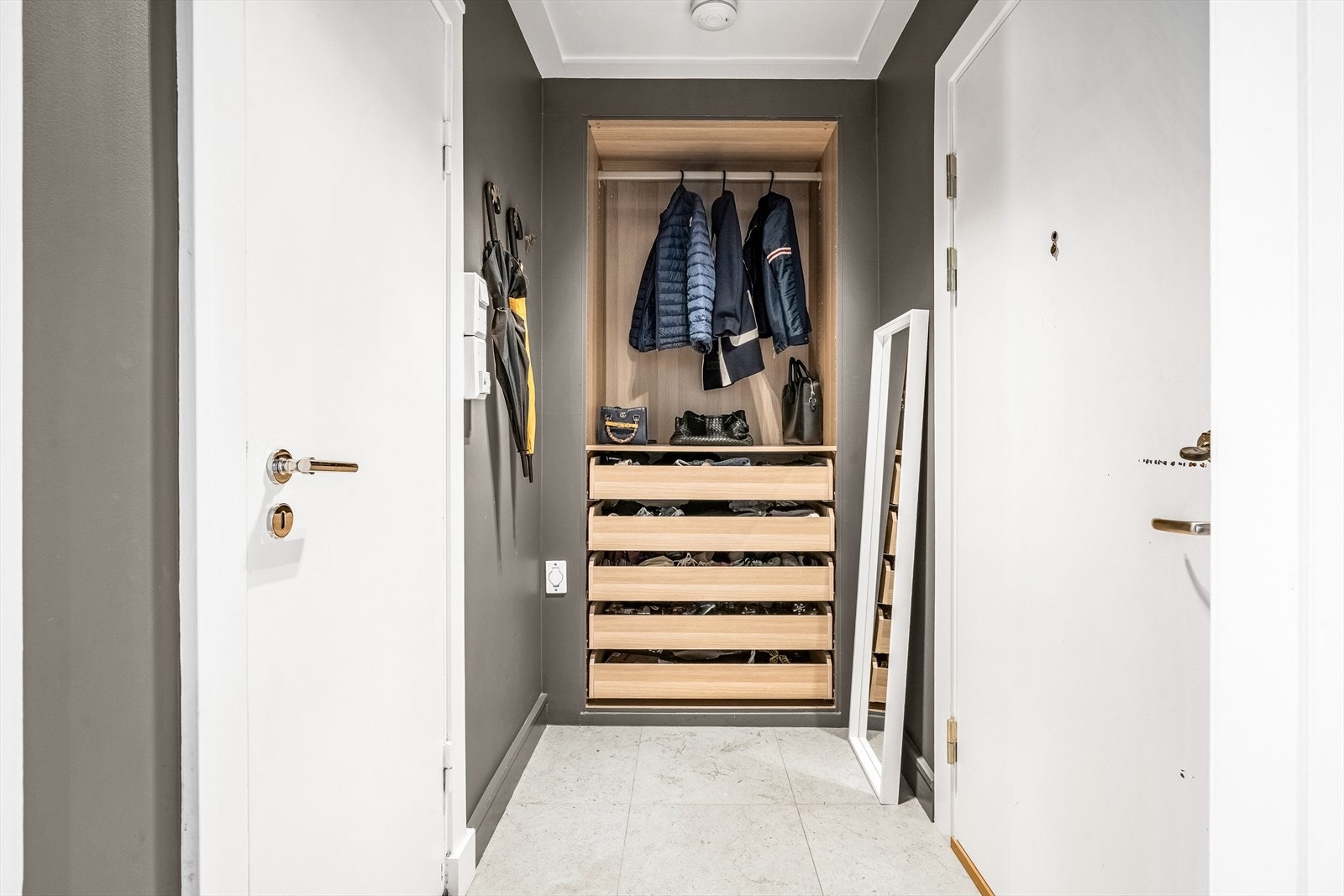 Entré med et praktisk innebygd garderobeskap, og god plass til å henge av seg ytterklær og sko. Galleribilde