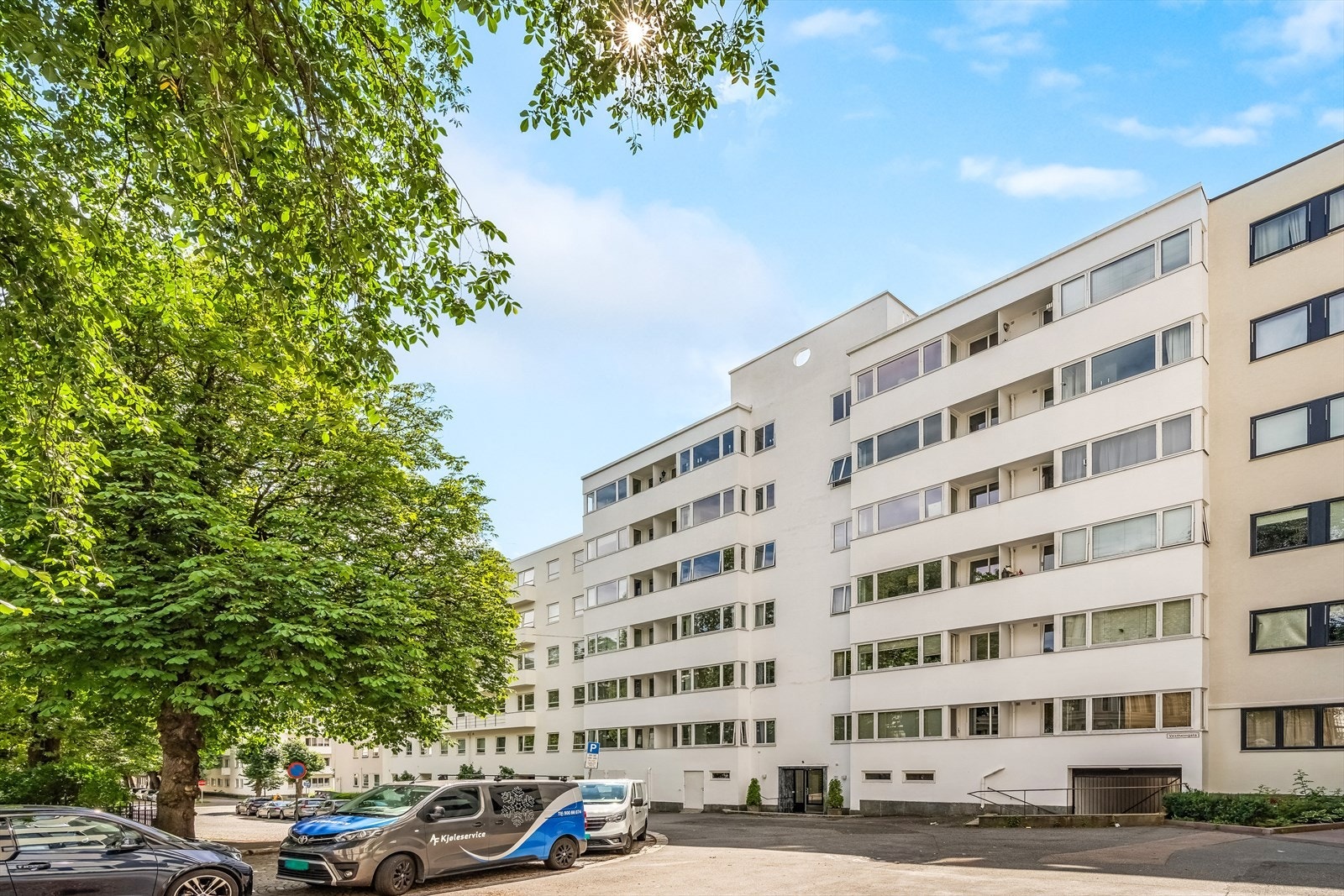 Svært sentralt beliggende bygård fra 1940-tallet med heis, i rolig sidegate. Galleribilde