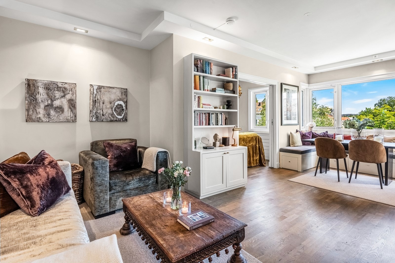 Snekkerbygget bokhylle med skap. Galleribilde