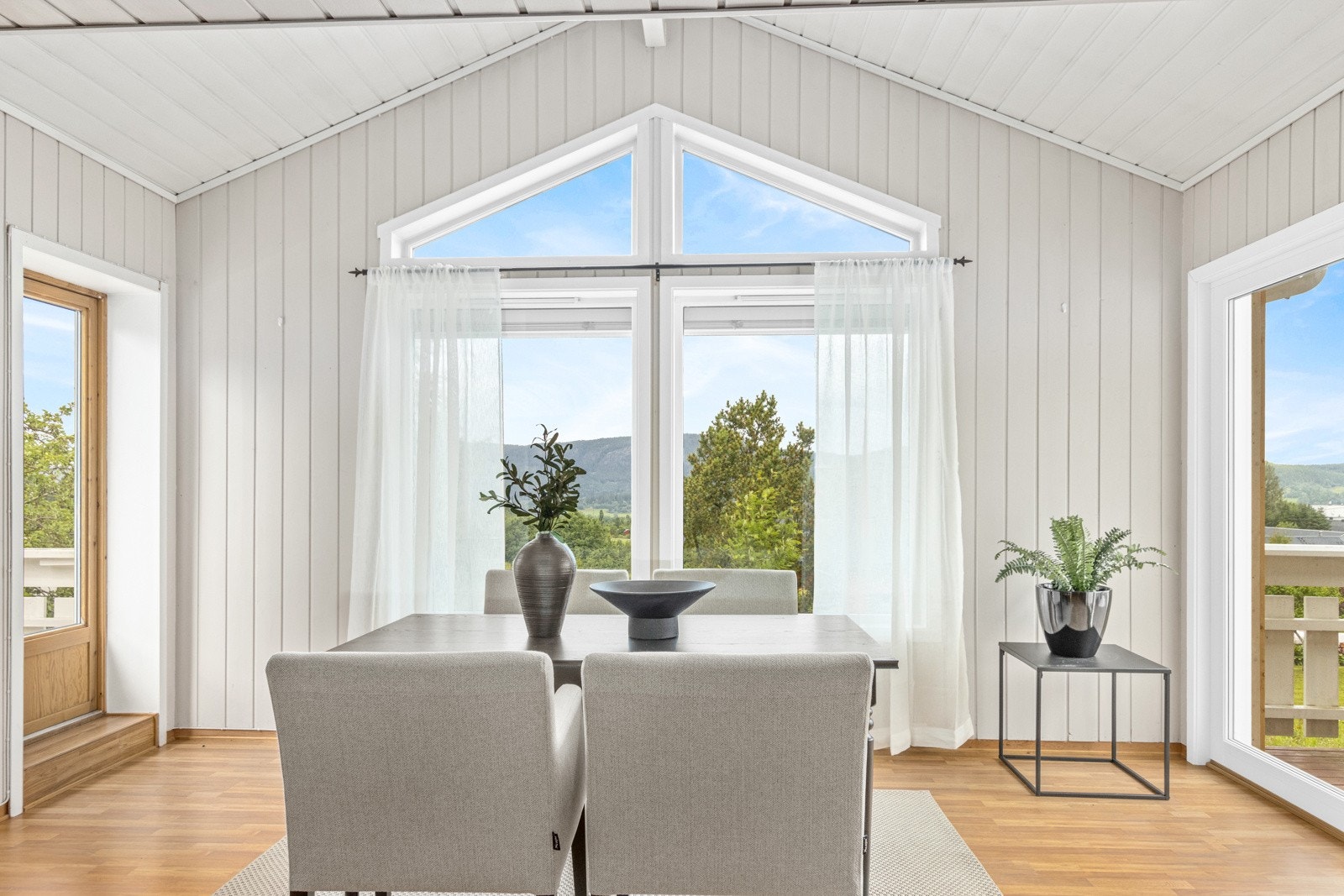 Fra stue er det utgang til flere uteplasser. Galleribilde