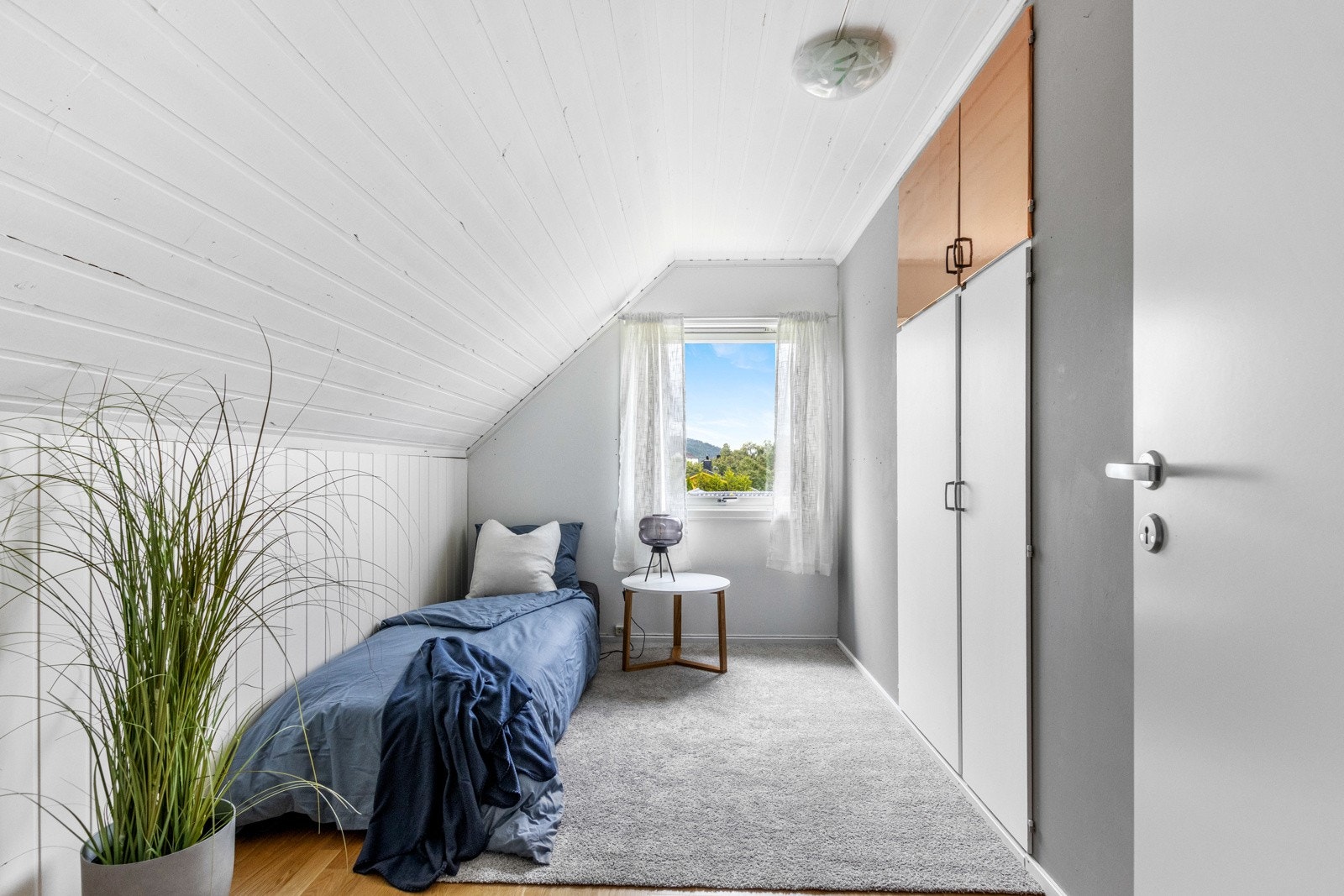 Soverommene ligger i samme etasje som bad. Galleribilde