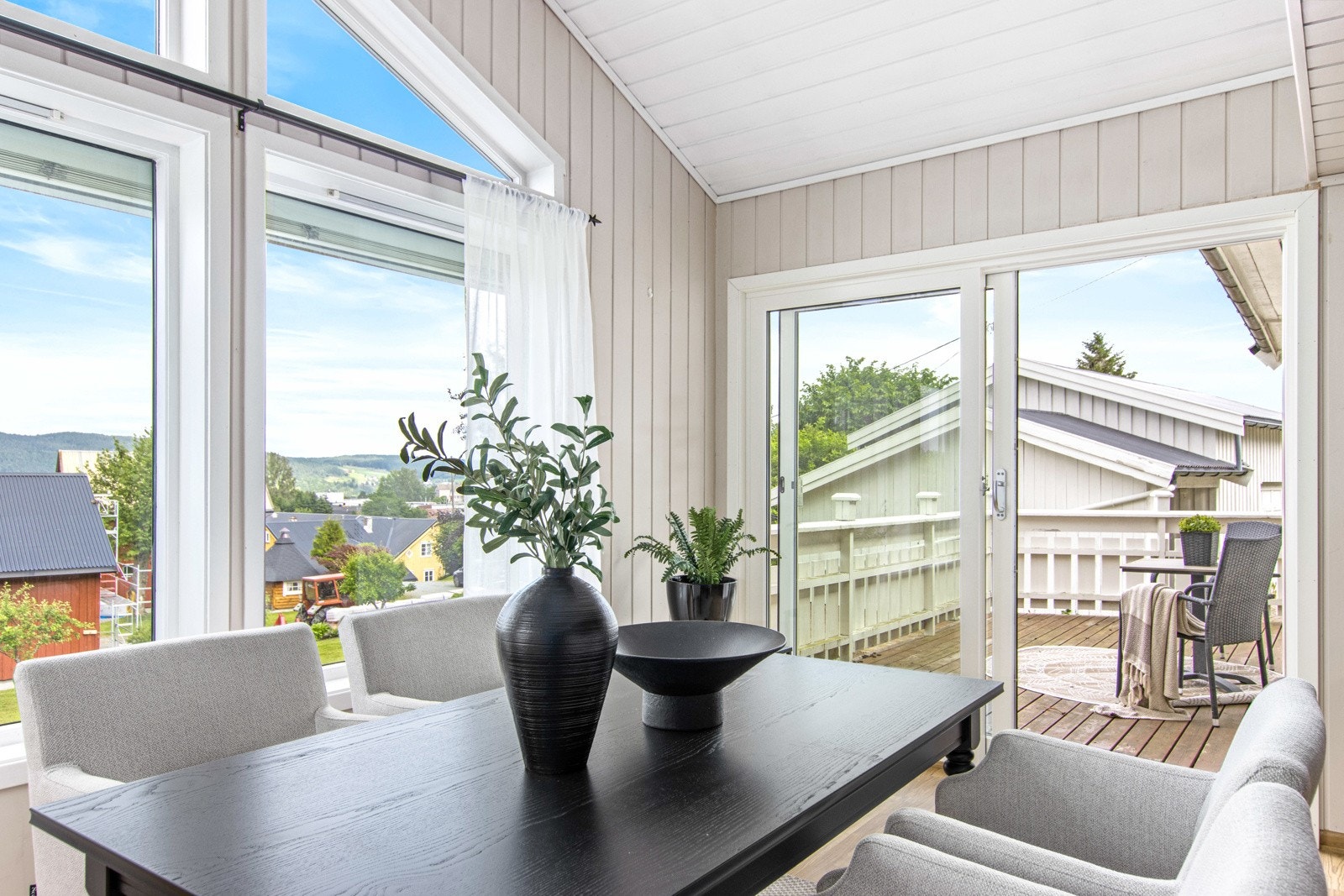 Store vindusflater kombinert med god takhøyde gir masse naturlig lysinnslipp. Galleribilde