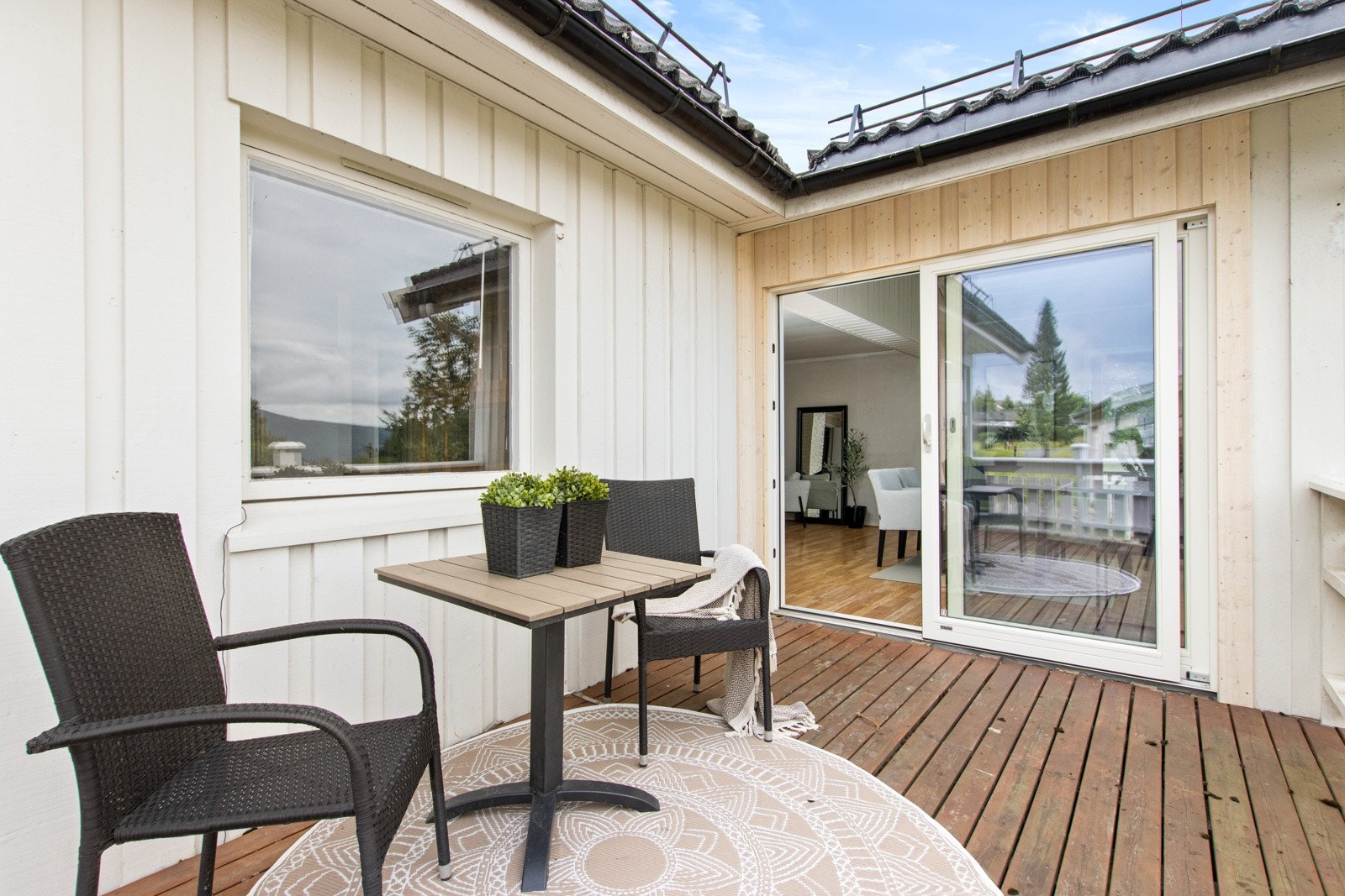 Flere solrike uteplasser. Her kan man nyte solen fra tidlig morgen til sent på kveld. Galleribilde