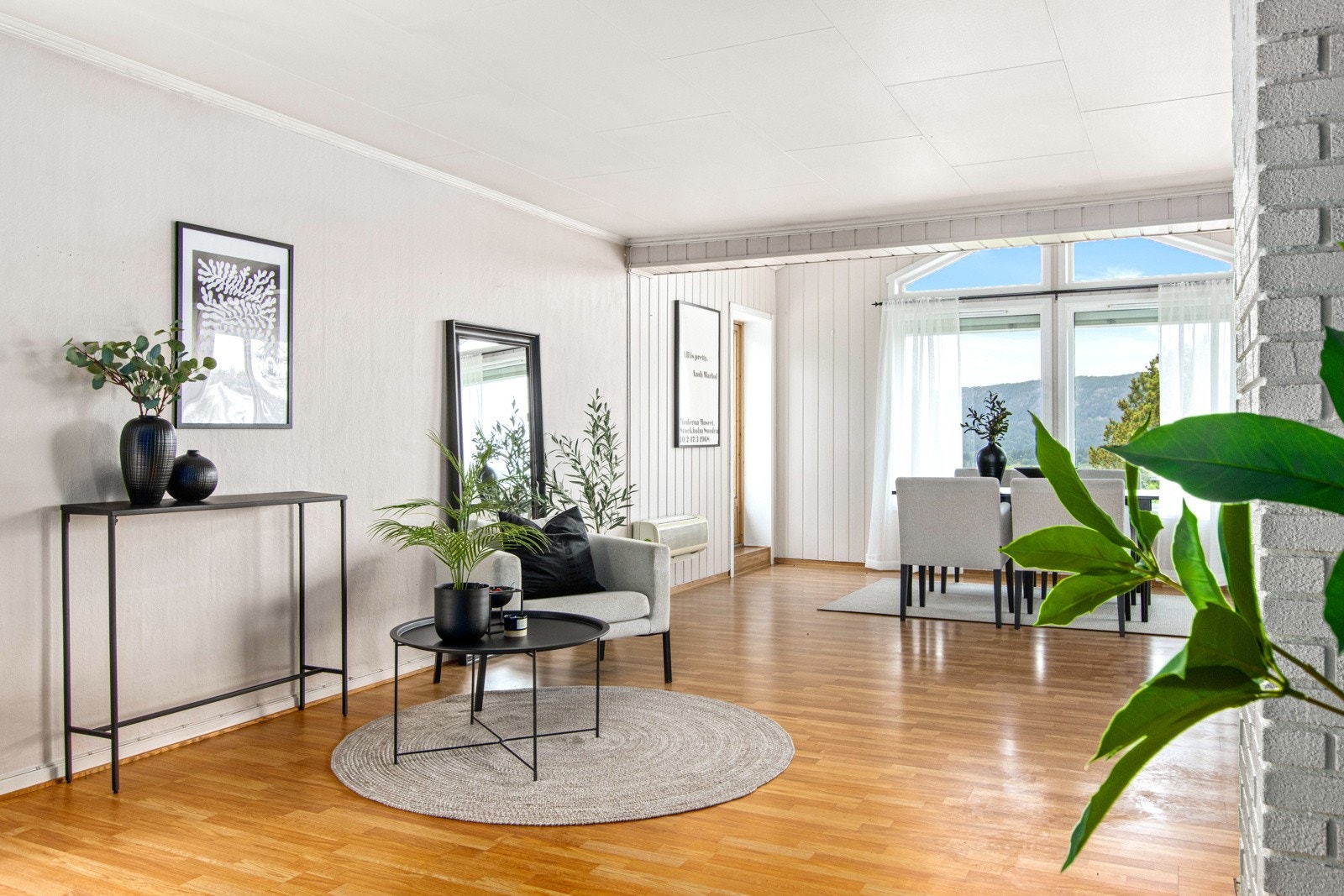 Svært romslig stue med godt med plass til flere sittegrupper. Galleribilde