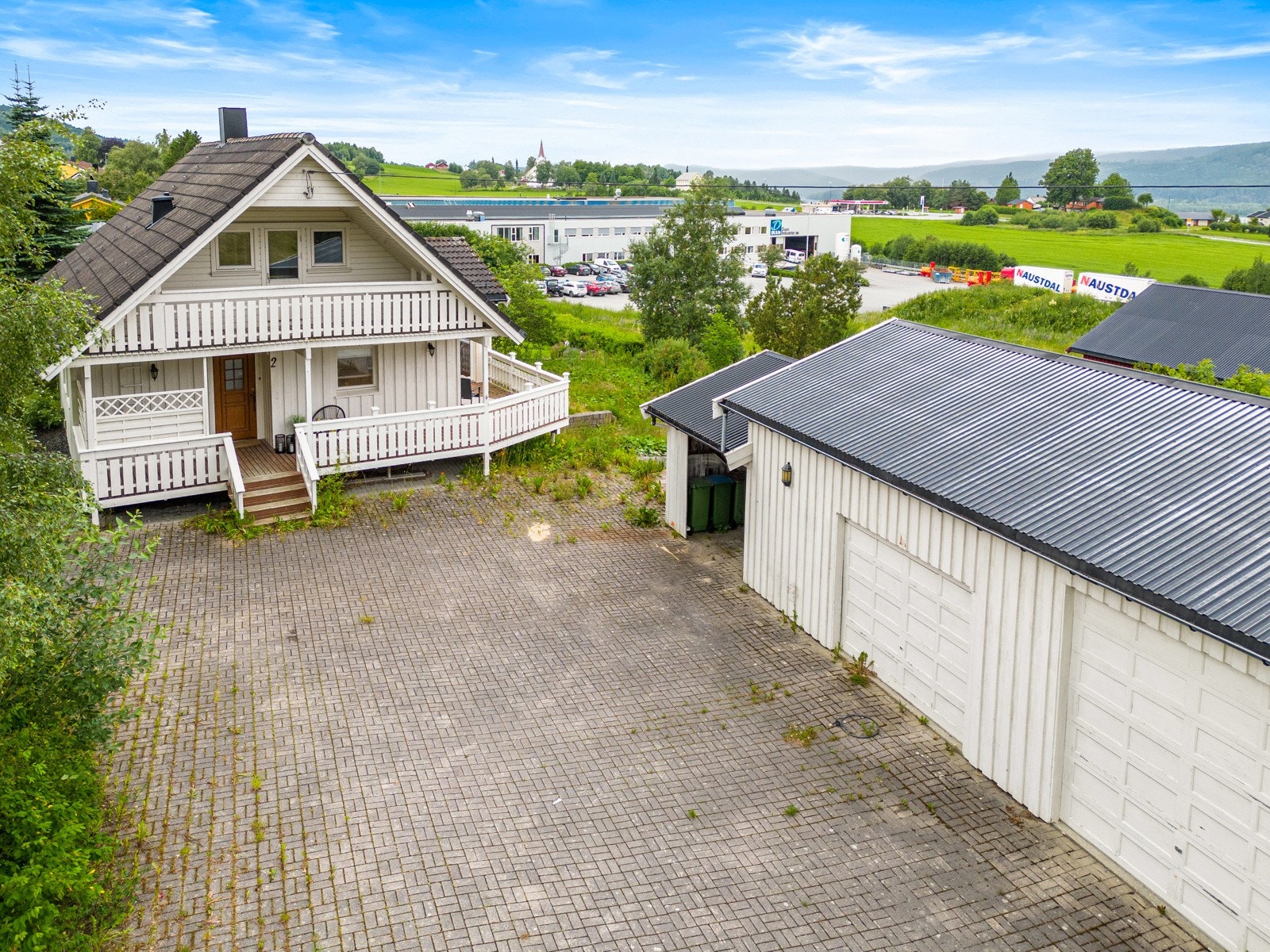 Innholdsrik og romslig enebolig med stor og flat tomt. Galleribilde