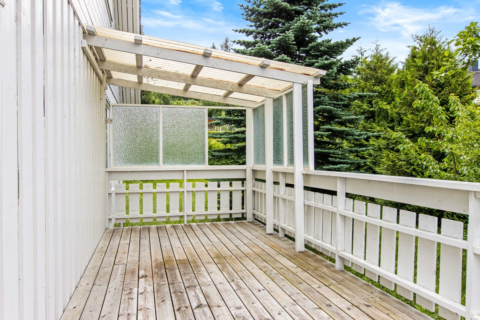 Delvis overbygd veranda. Galleribilde