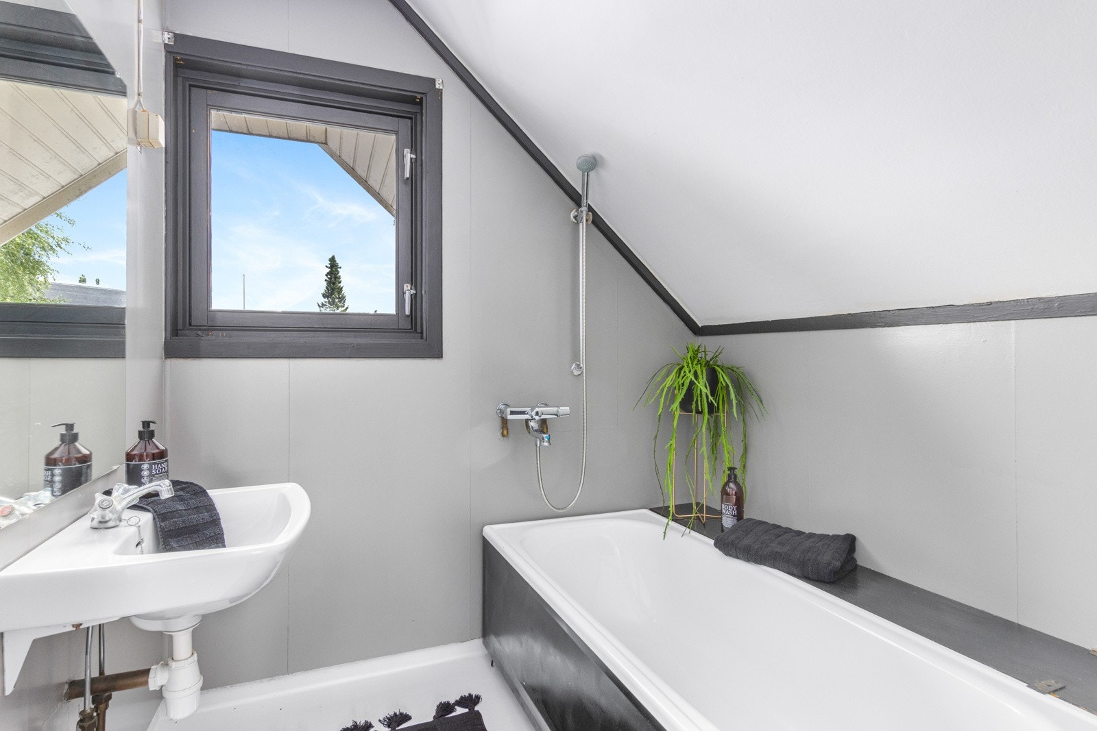 Det er et bad i hver etasje. Bilde av bad i 2 etasje. Galleribilde