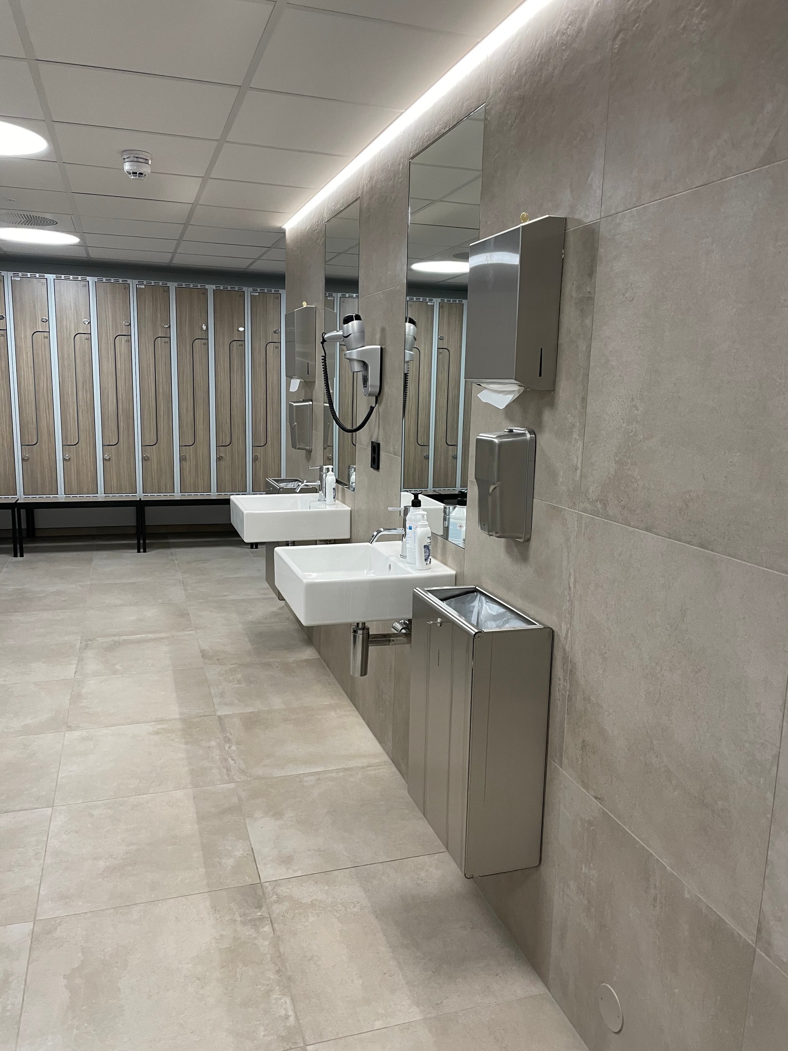 Nyoppusset garderobe med dusj for syklister Galleribilde