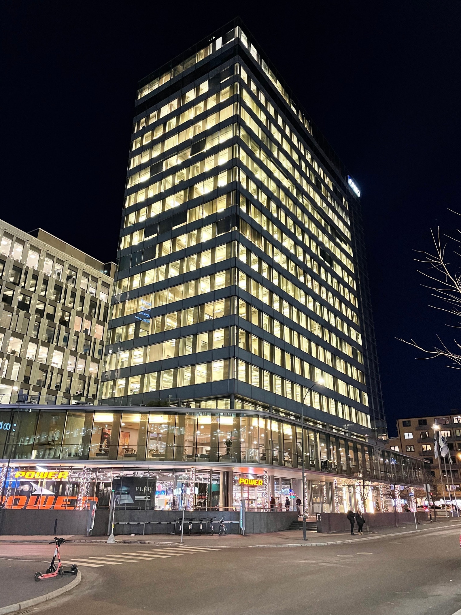 Kveldsbilde av KPMG bygget Galleribilde