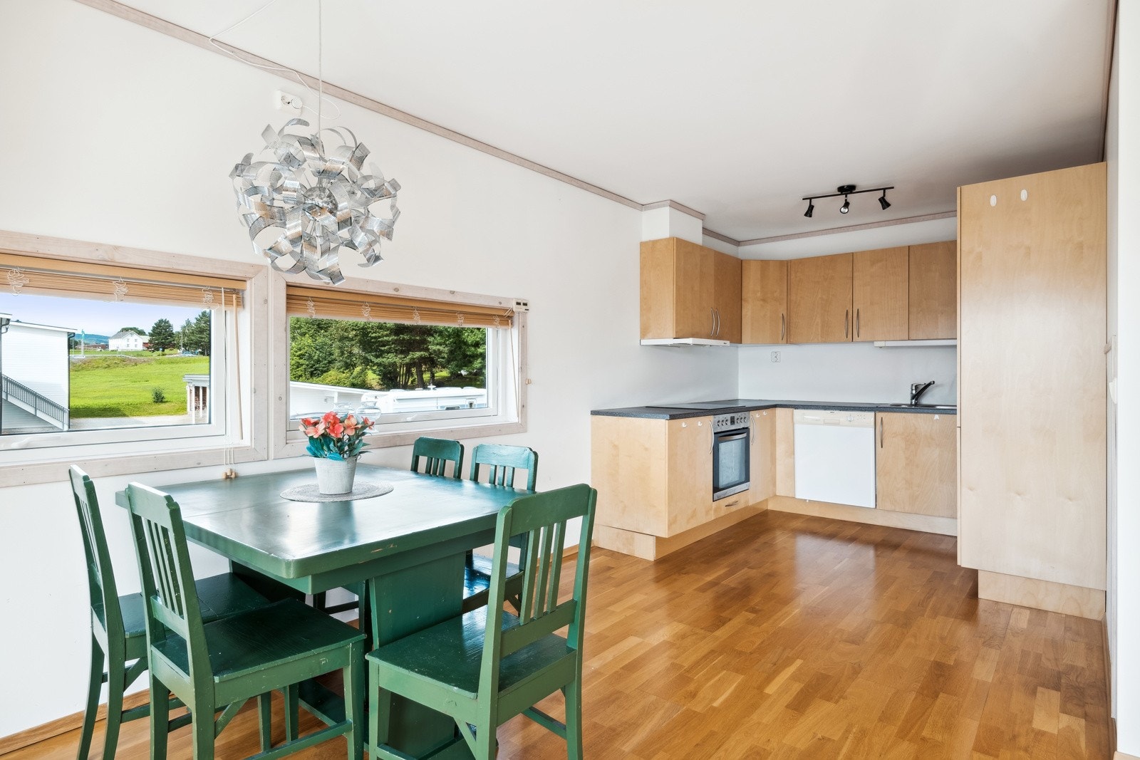 Åpen kjøkkenløsning med god skap og benkeplass. Galleribilde