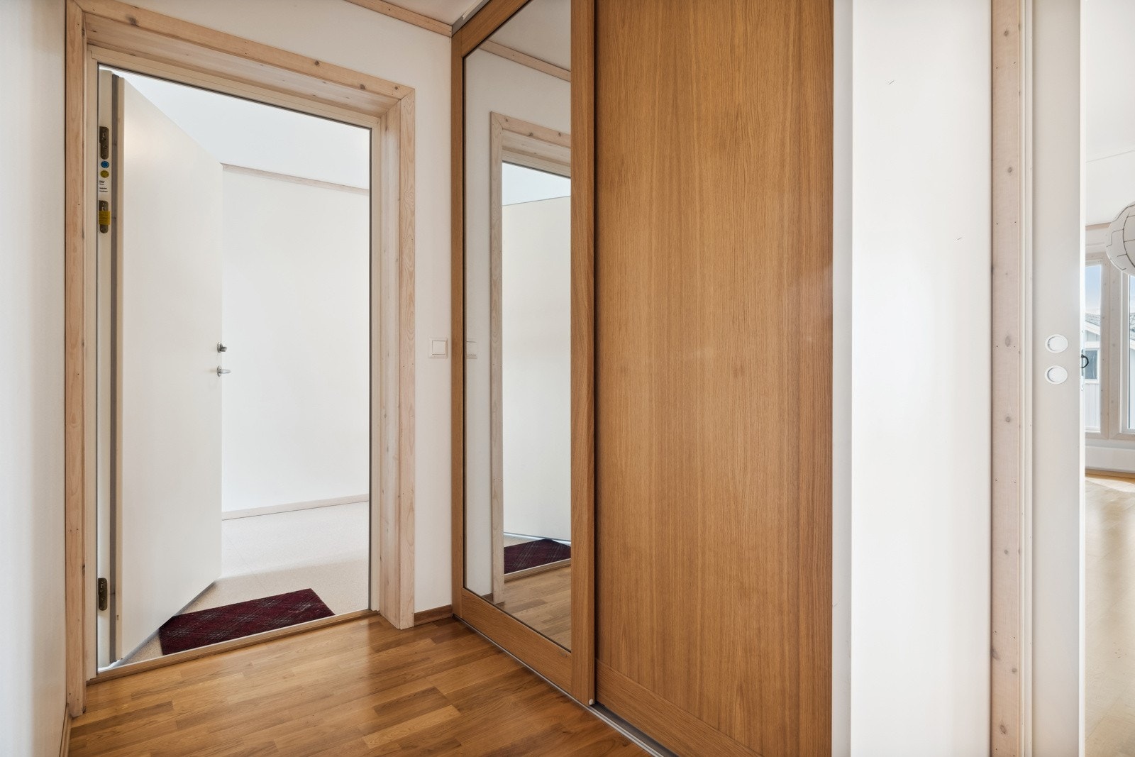 Romslig entré med skyvedørsgarderobe. Galleribilde