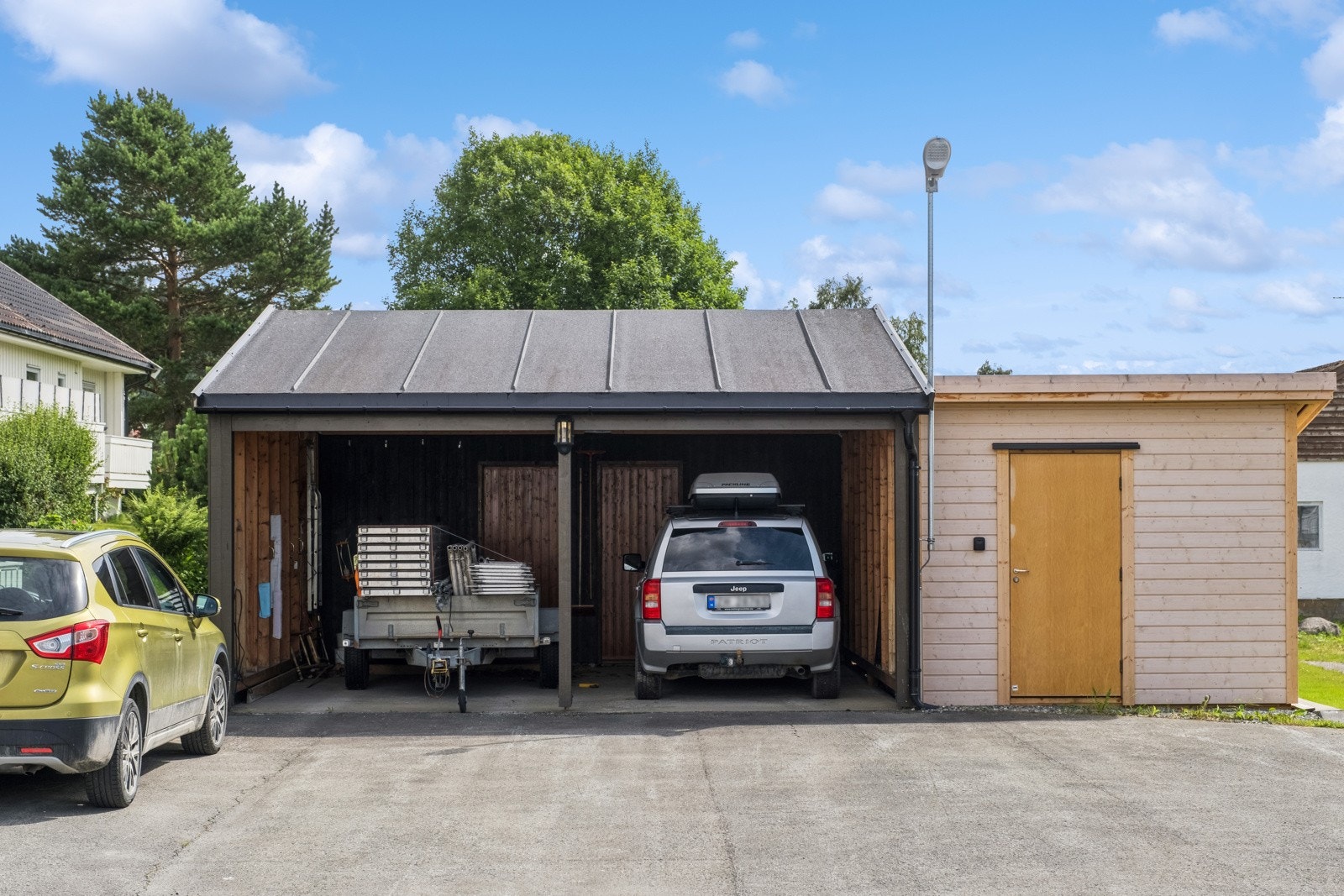 Leiligheten er en av kun 2stk som har egen carport som følger med leiligheten. Galleribilde