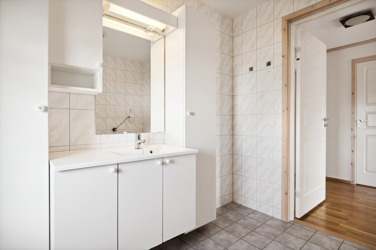 Vegghengt servnatinnredning med god skapplass. Galleribilde