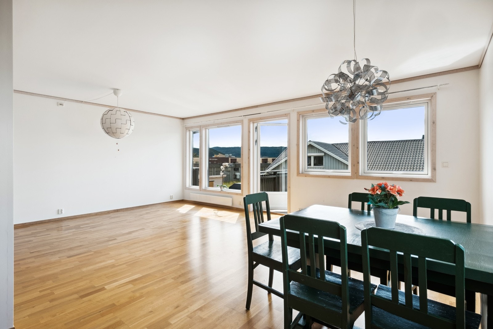 Romslig stue med plass til flere sittegrupper. Galleribilde