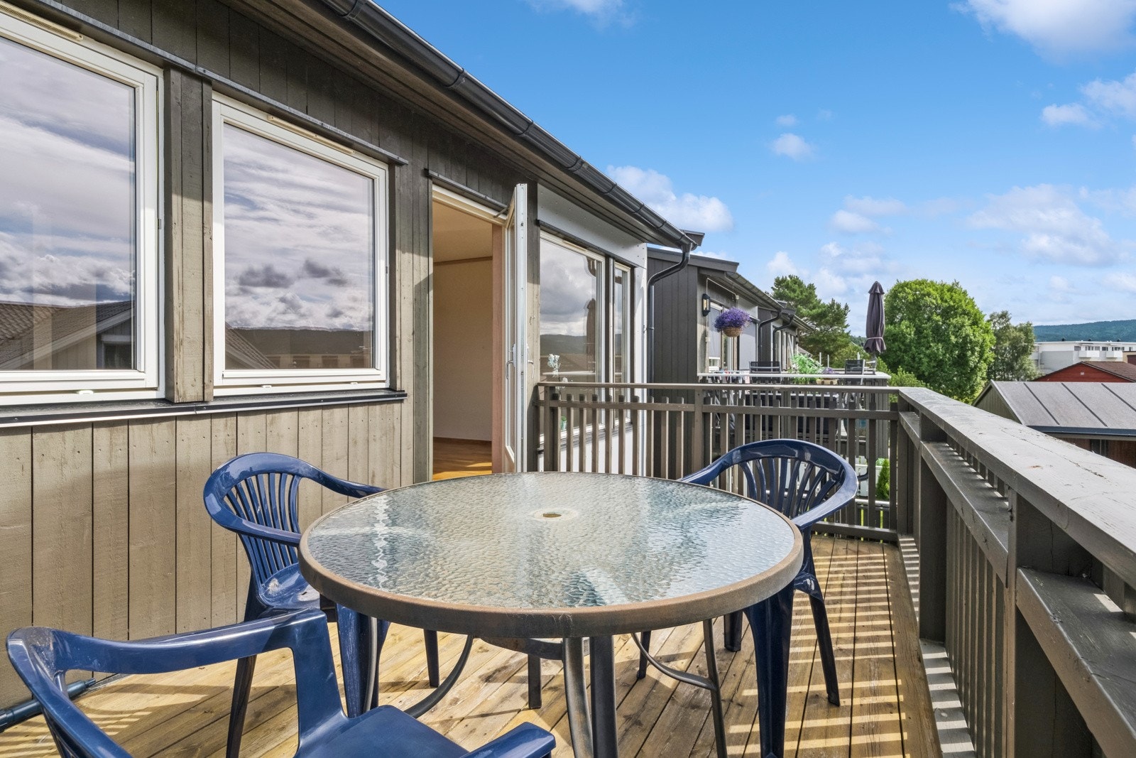 Vestvendt terrasse med gode solforhold. Galleribilde