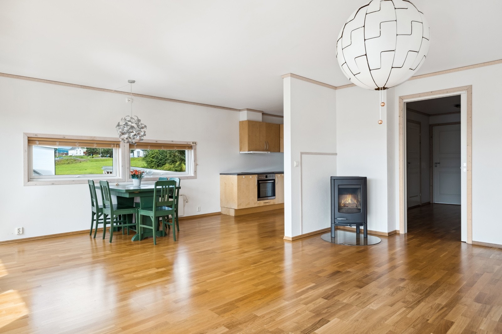 Naturlig avdelig for spisegruppe ved kjøkkenet. Galleribilde