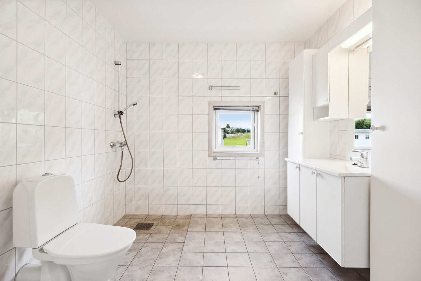 Pent flislagt bad med gulvvarme. Galleribilde