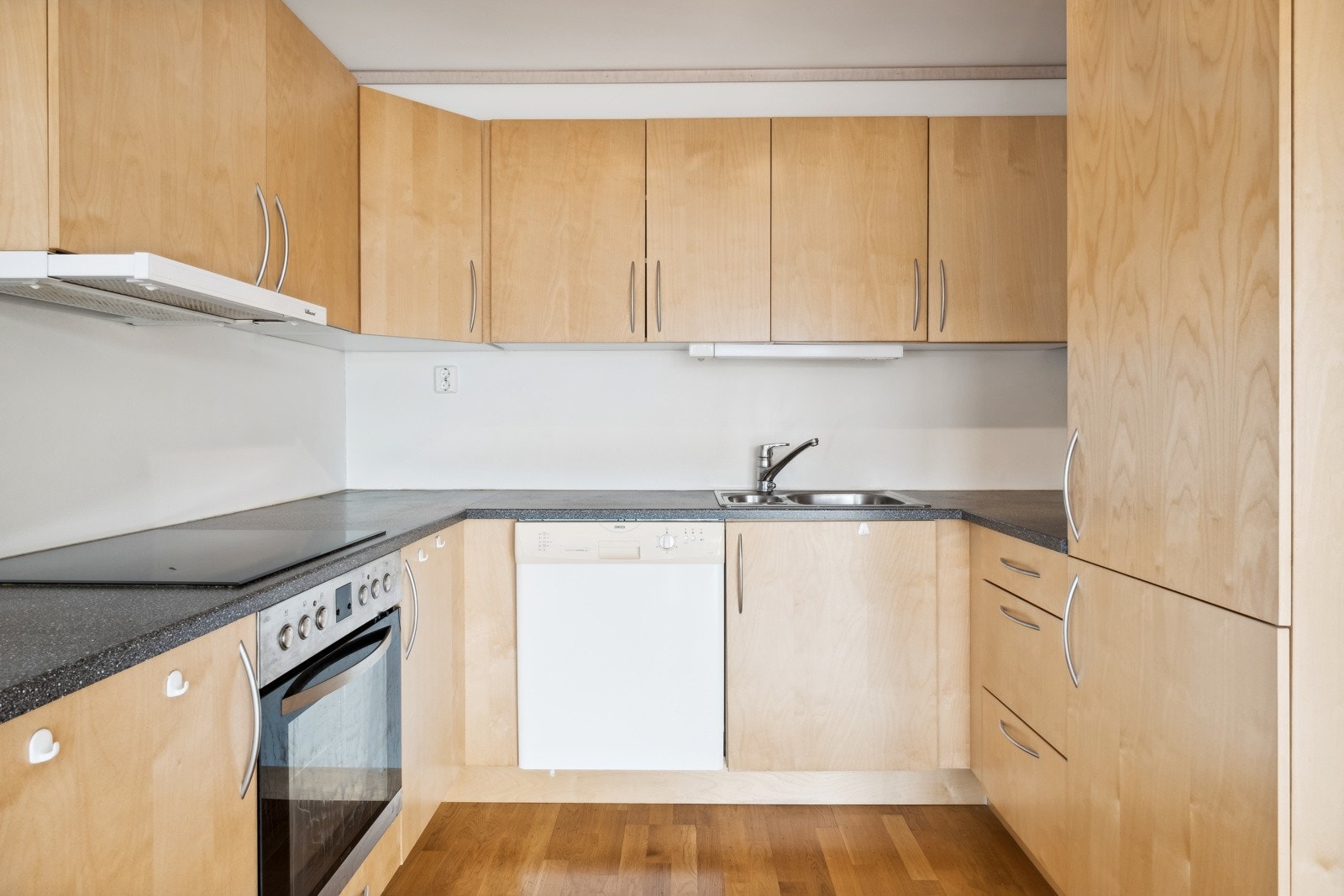 Kjøkkenet har integrerte hvitevarer og fremstår som velholdt. Galleribilde