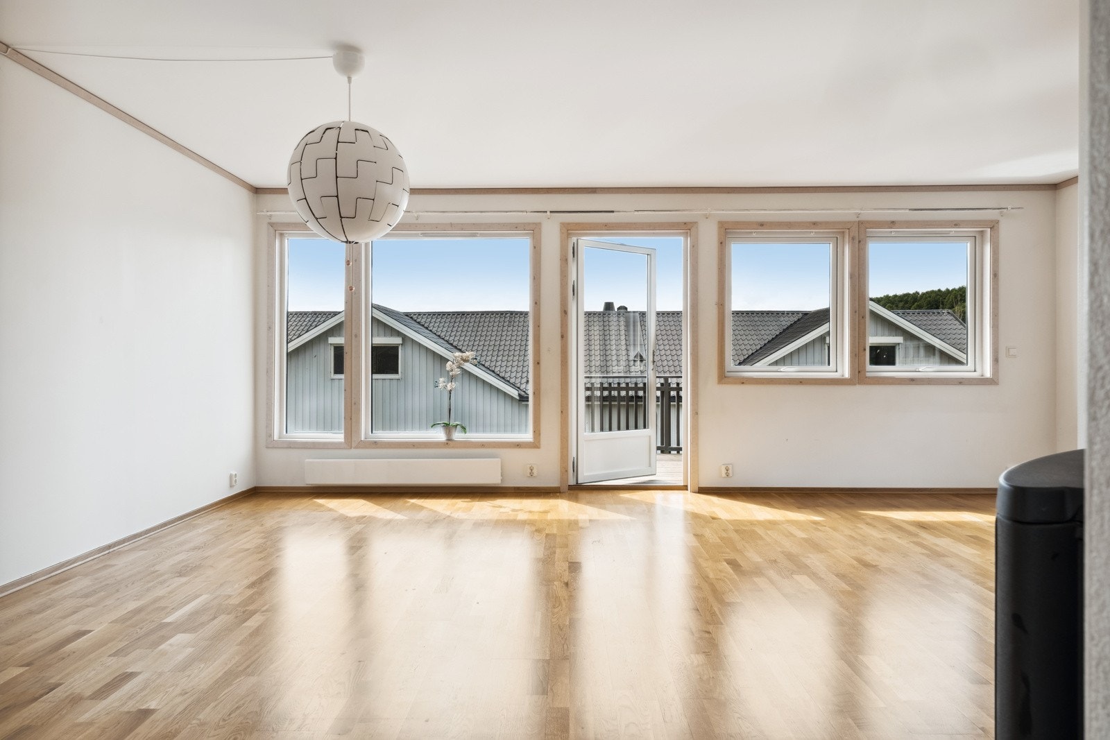 Store vindusflater sørger for rikelig med lysinnslipp. Galleribilde