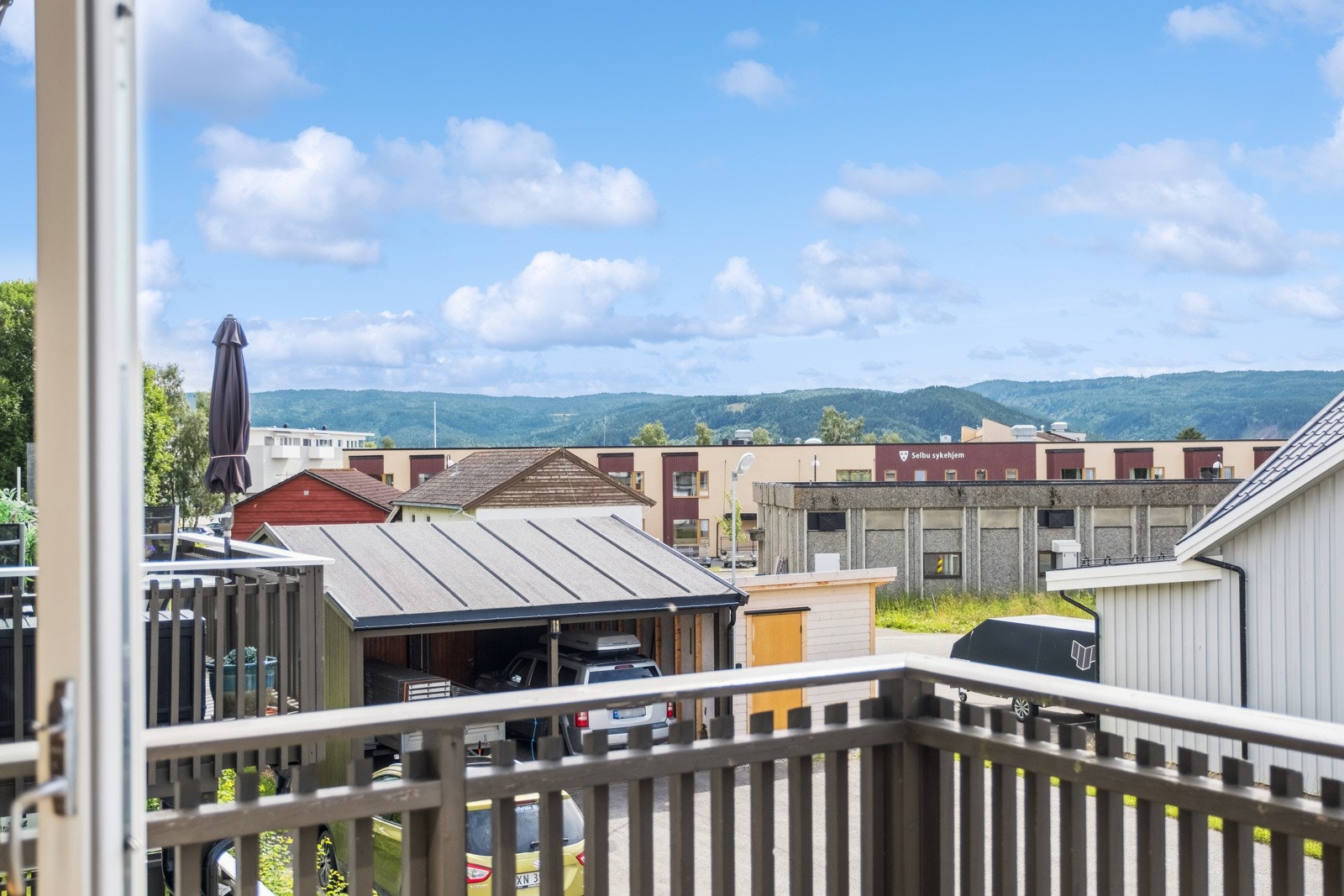 Fra leiligheten har man gode solforhold og flott utsikt. Galleribilde