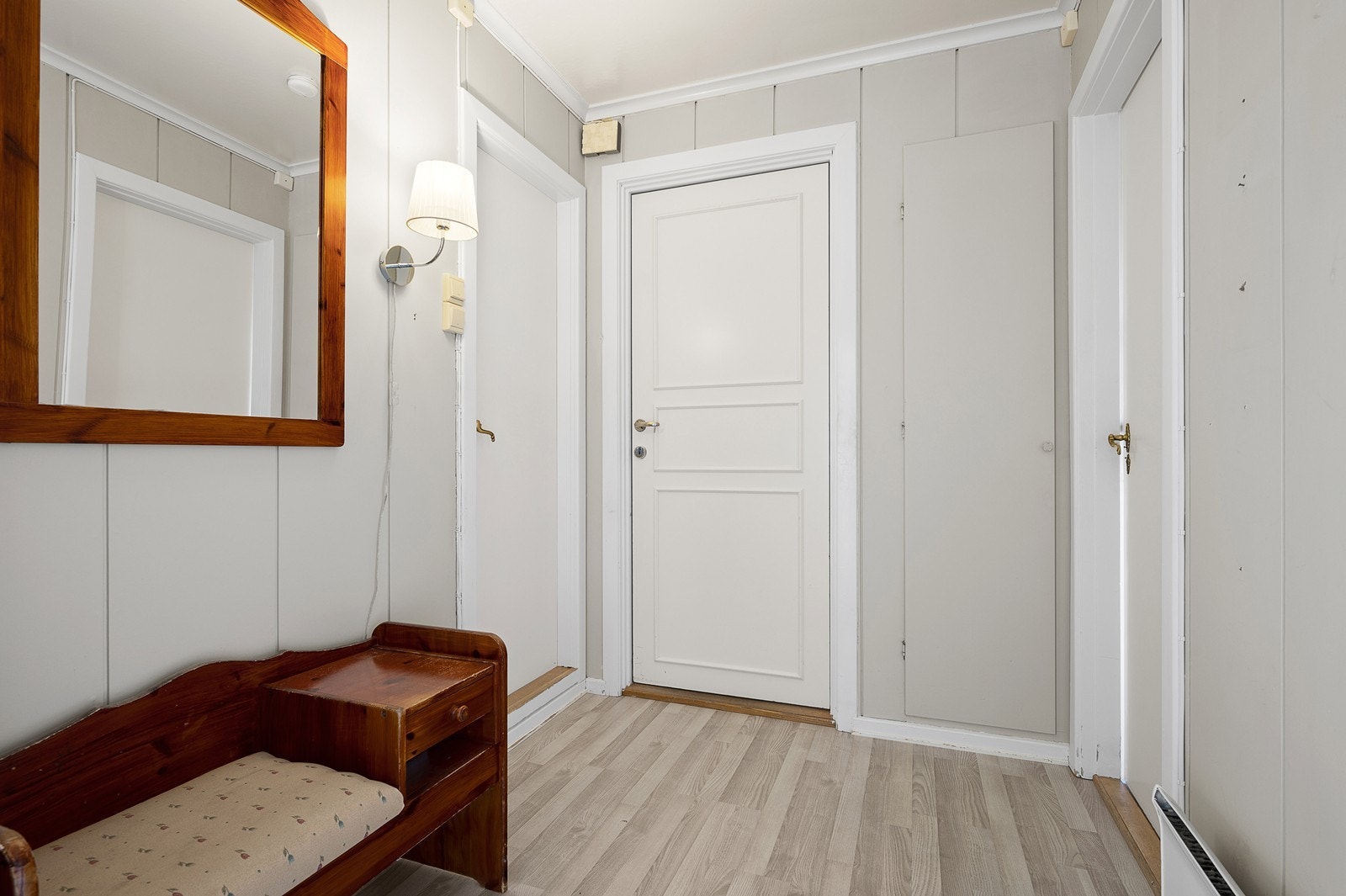 Leiligheten inneholder: Trapperom, gang, bad, 2 soverom, kjøkken og stue/ spisestue. Galleribilde