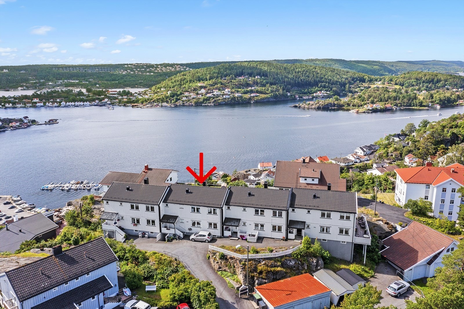 Vestheiveien 10 ligger i et veletablert og barnevennlig boligområdet på Utsikten/Vestheia. Her er det sjøutsikt og gode solforhold. Galleribilde