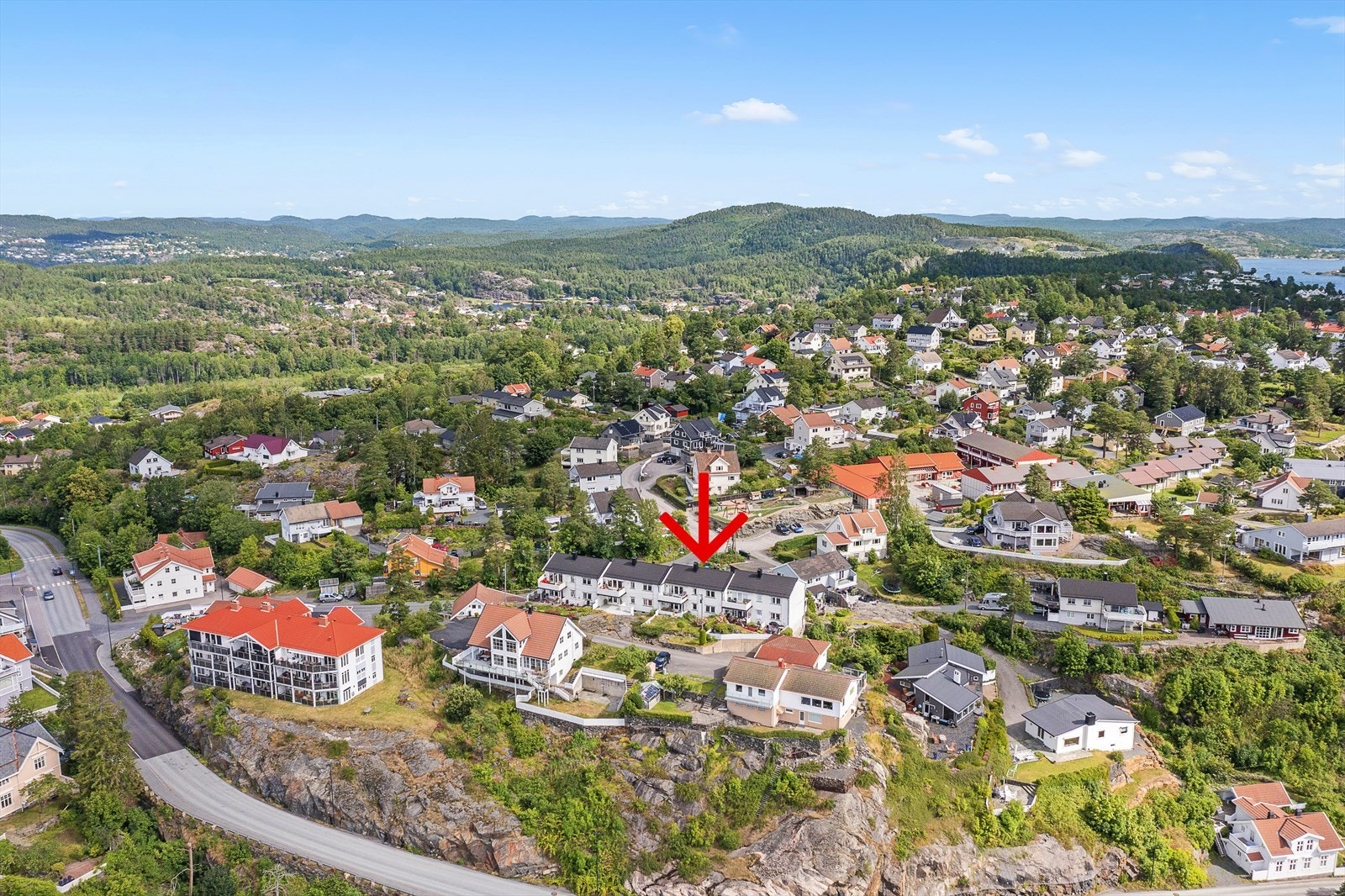 Siritun Barnehage ligger rett ved. og ellers er det gangavstand til barne- og ungdomsskole, videregående skole, barnehager, butikker, idrettsplass osv. Galleribilde
