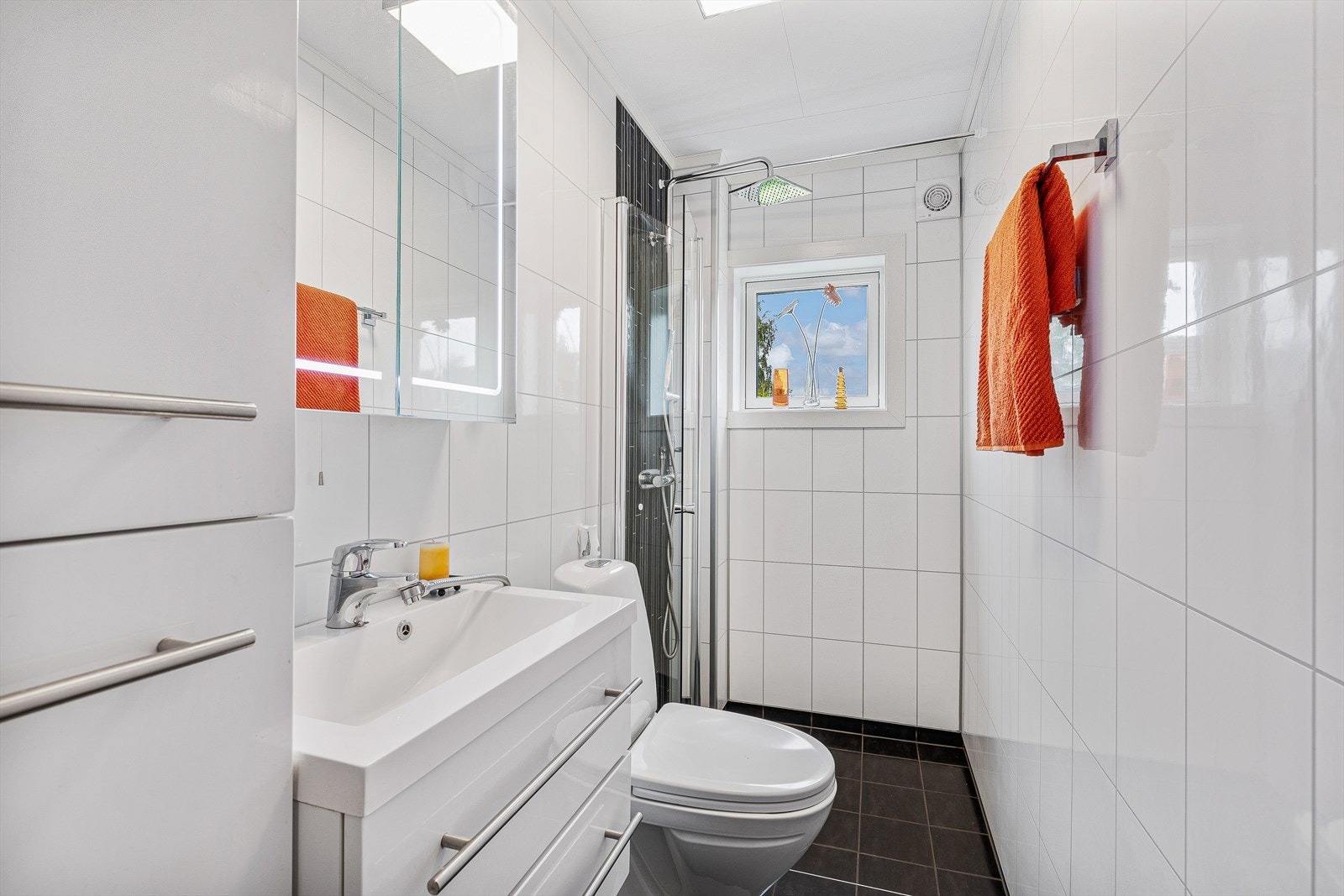Det er flis på gulv og vegger med oppkant flis og baderomsplater. Galleribilde