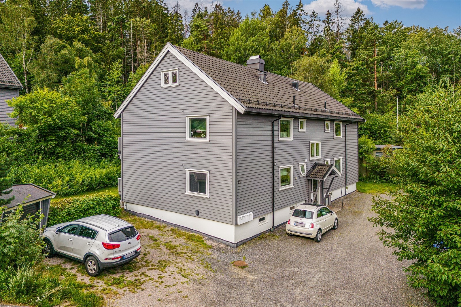 Parkering på felles parkeringsplass på borettslagets tomt. Galleribilde