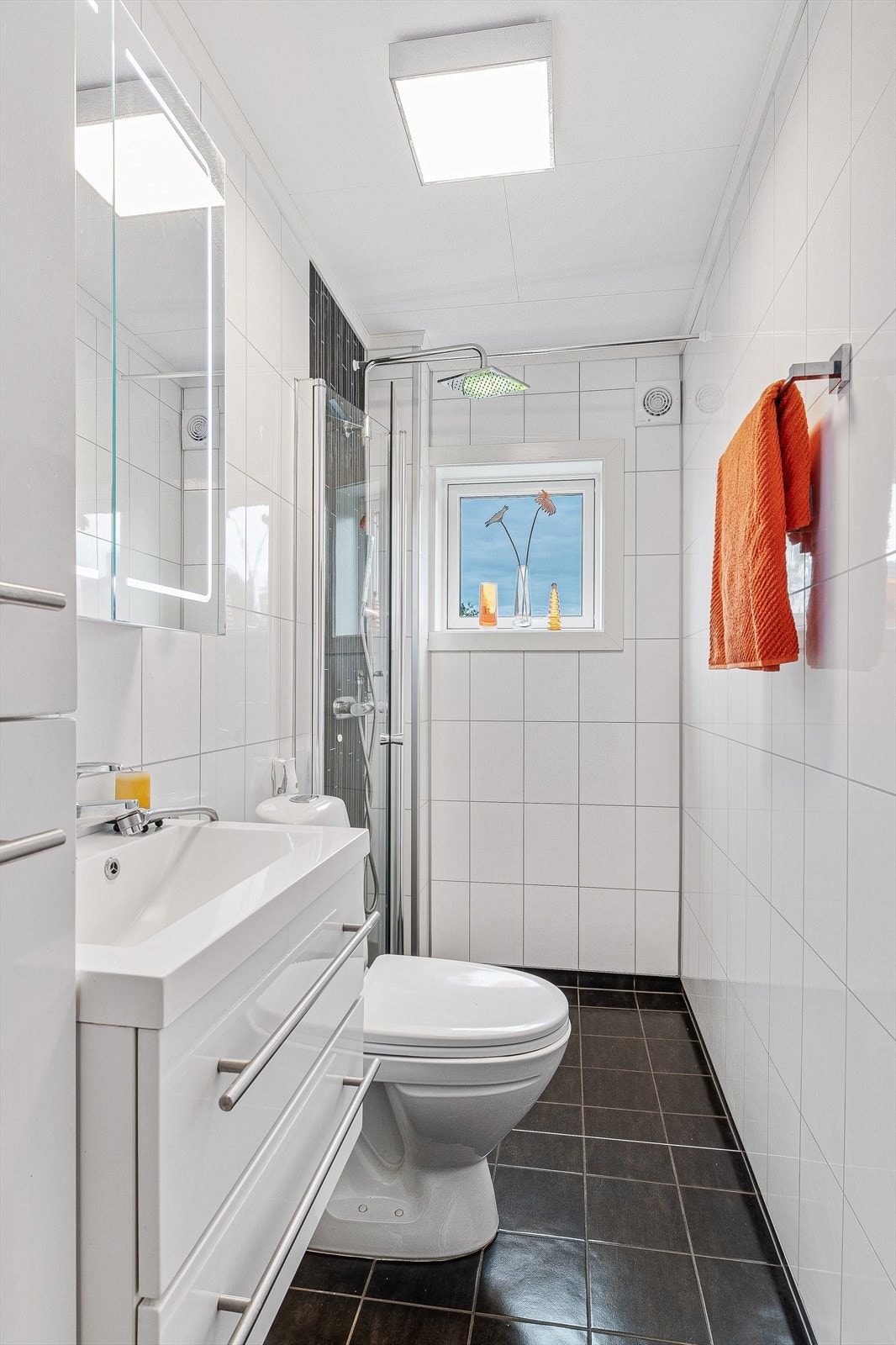 Innredet med dusjnisje, møbel m/servant, speilskap, høyskap og klosett. Galleribilde