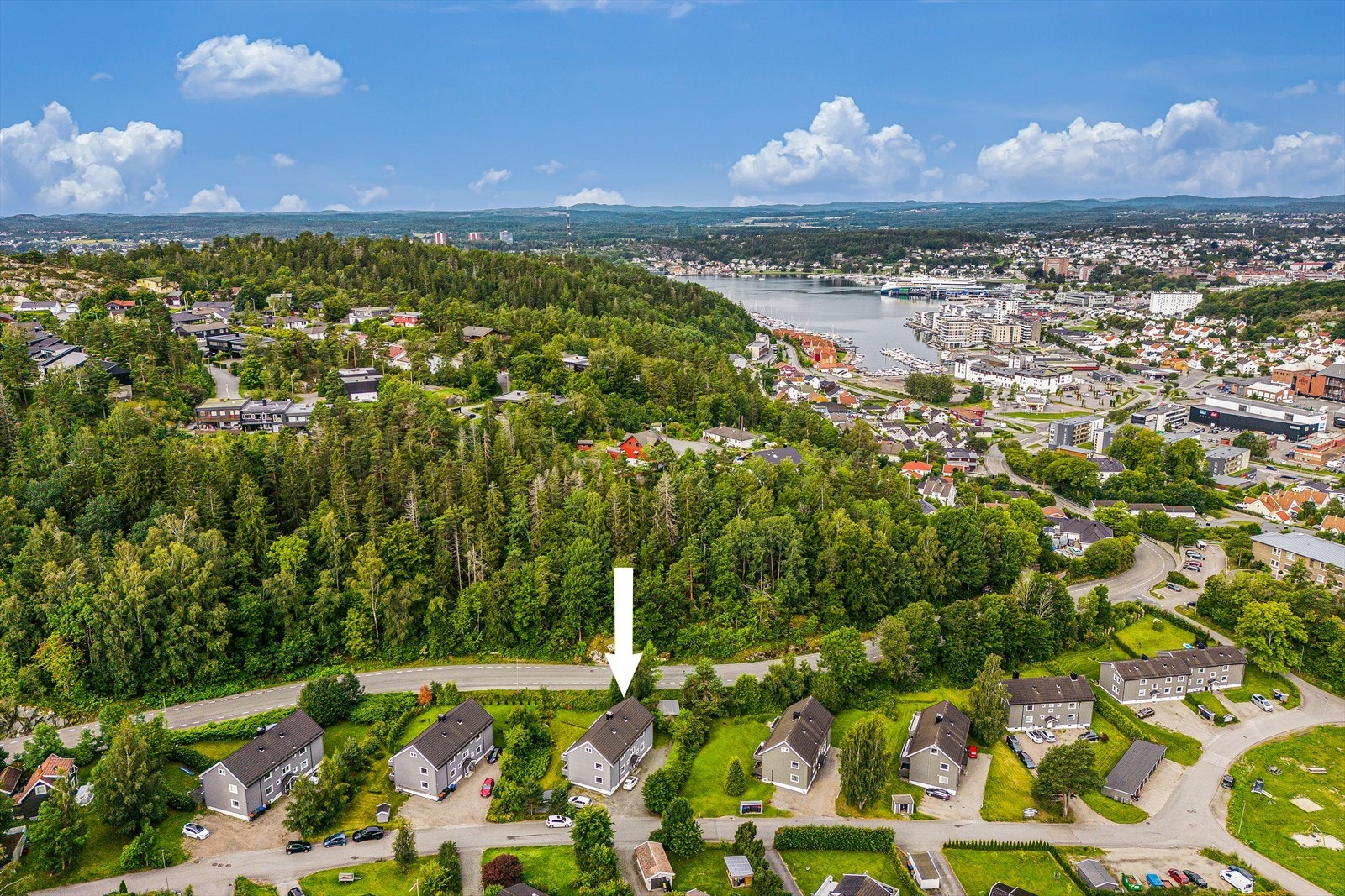 Eiendommen ligger sentralt og attraktivt til nær sentrum. Galleribilde