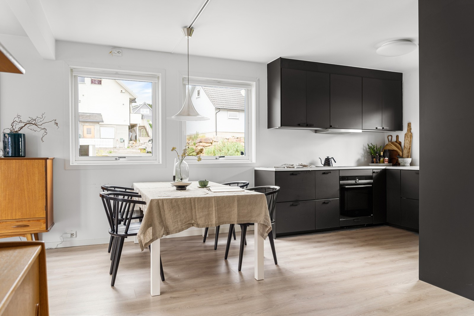 En moderne tomannsbolig med romslige oppholdsrom