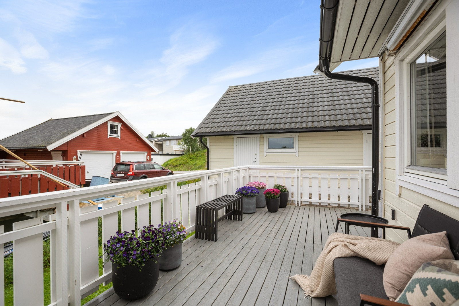 Boligområdet har gode friluftsmuligheter, både ved sjø og i fjell.