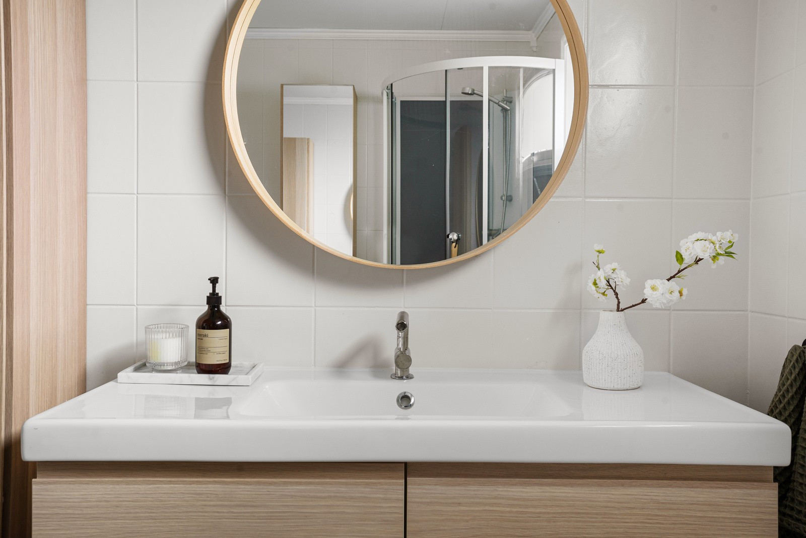 Badet er innredet med moderne servantskap