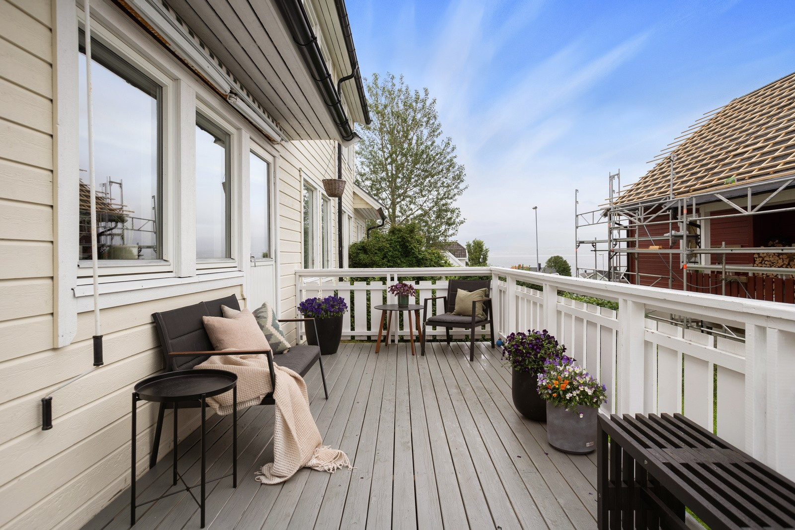 Romslig veranda som er perfekt i sommersola!