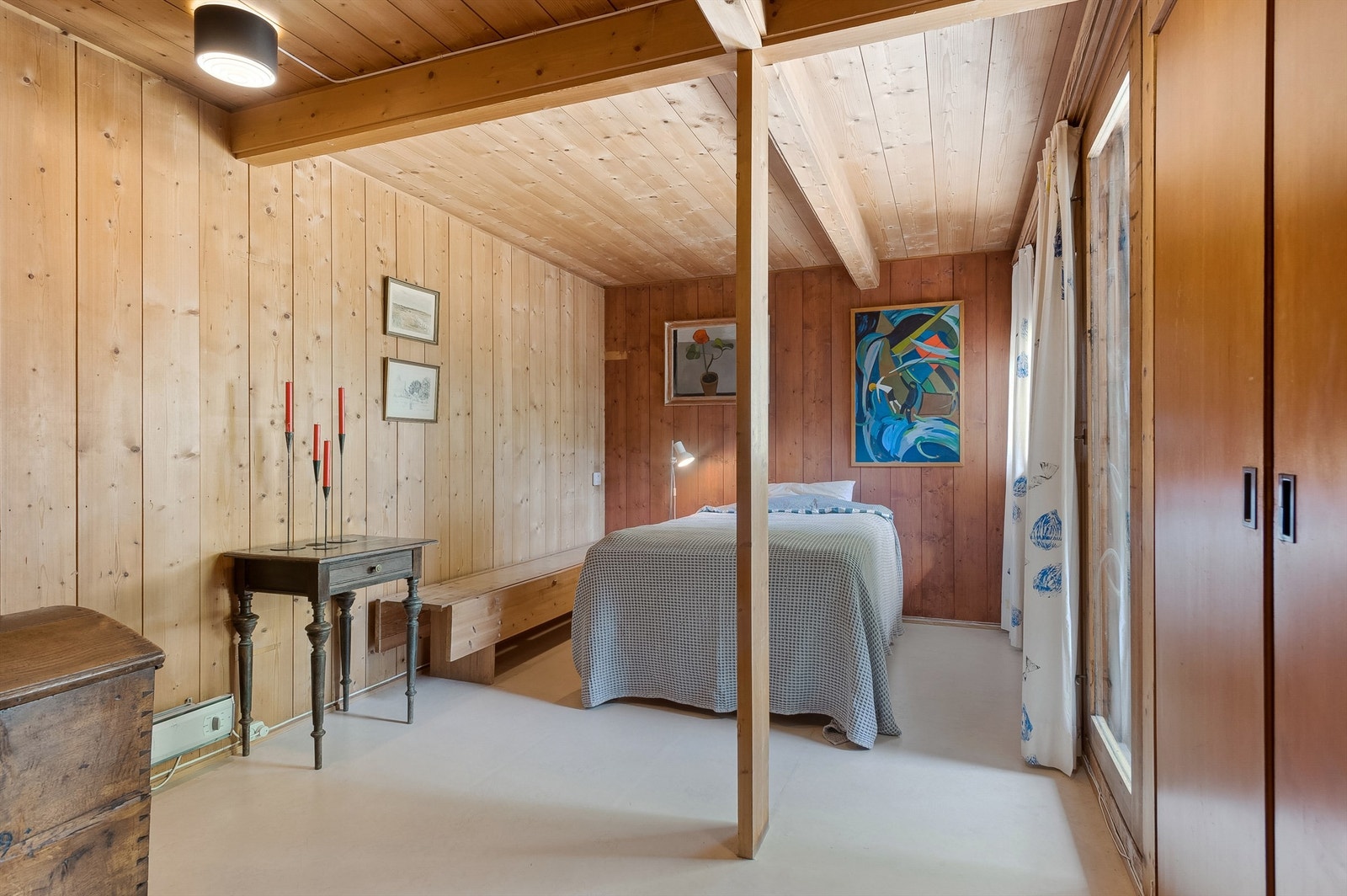 Romslig hovedsoverom med utgang til markterrasse og hage Galleribilde