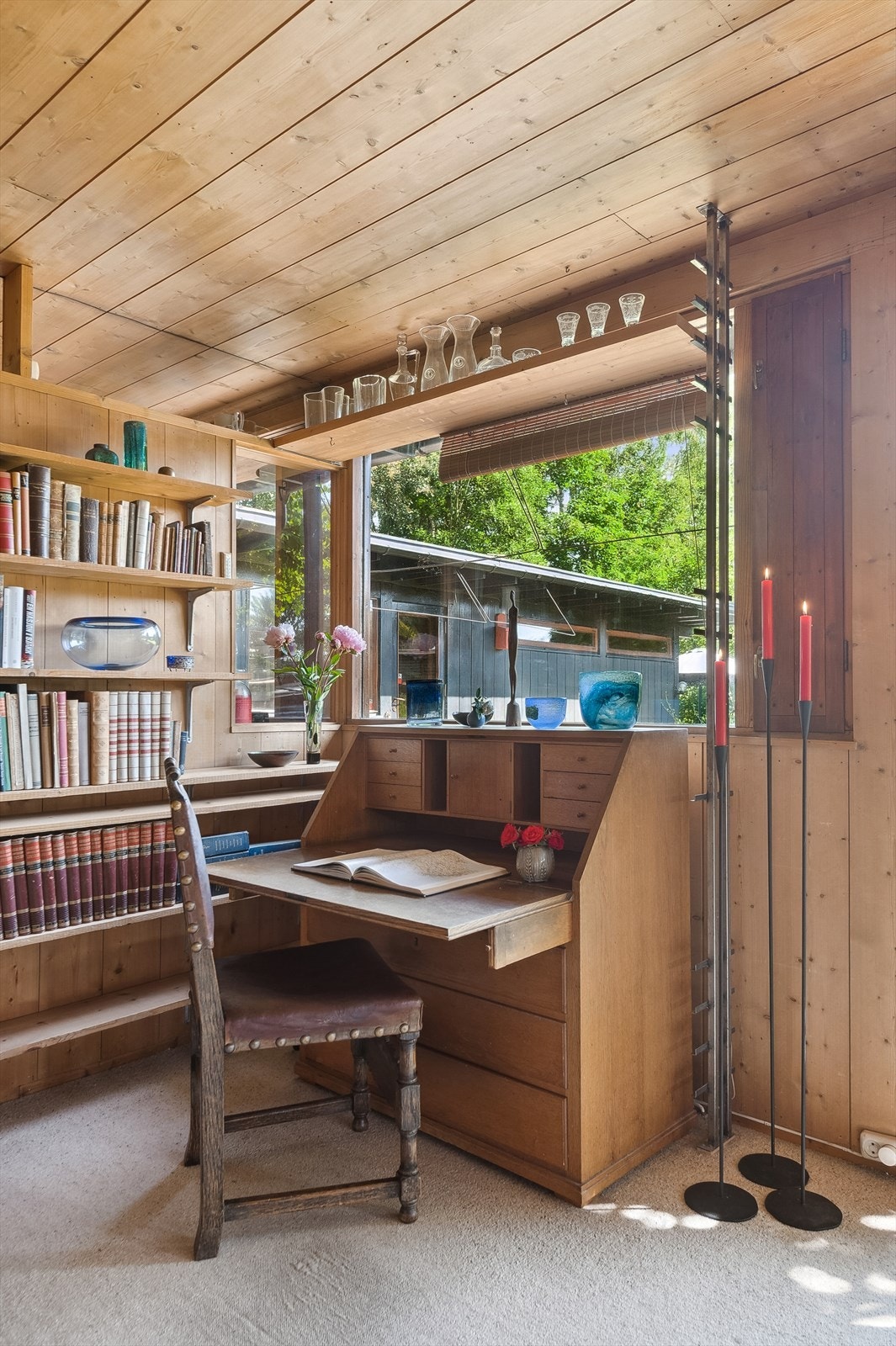 I stuen er avsatt plass til bibliotek med plassbygde hyller og plass til skrivepult med utsyn til hagen. Galleribilde