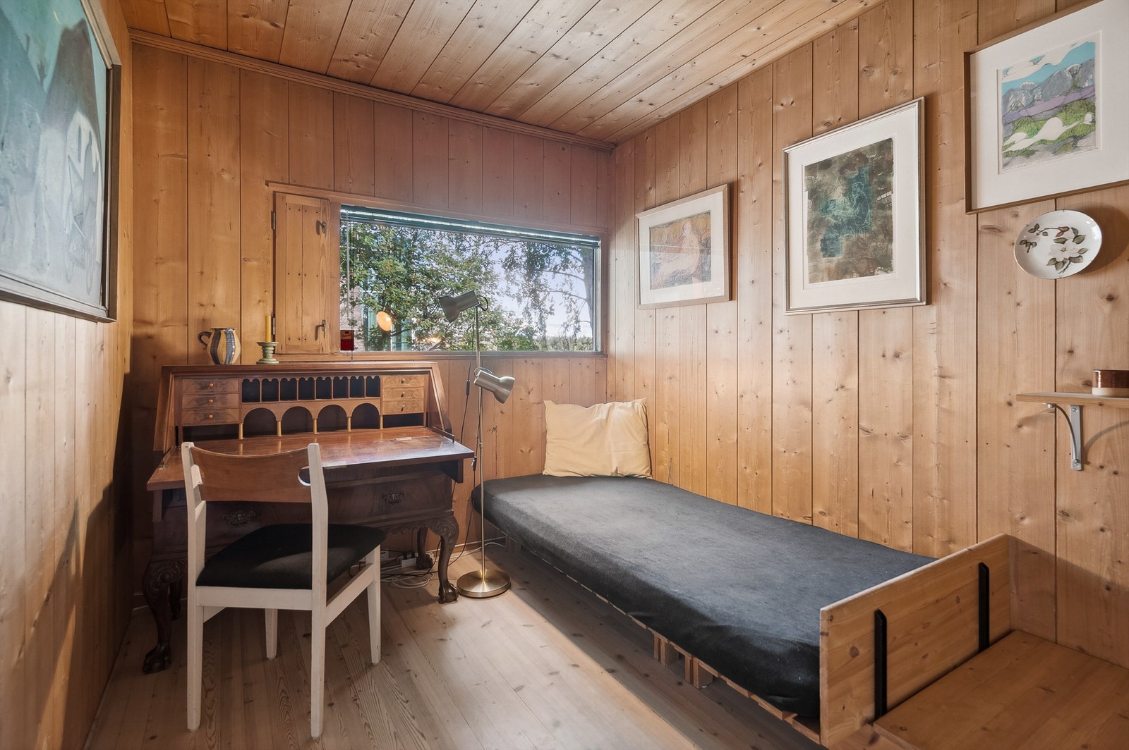 Soverom med plassbygget seng Galleribilde