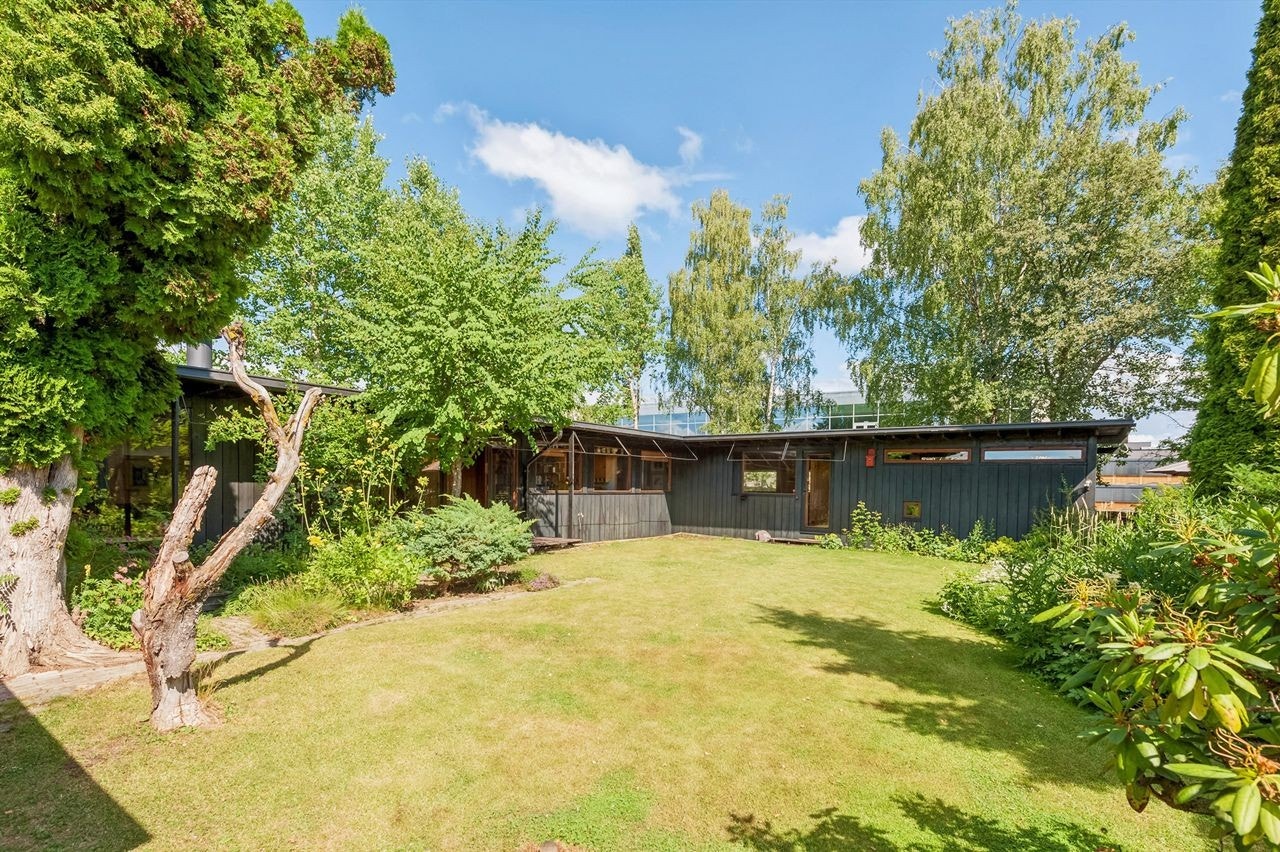 Velkommen til Øverlitunet 7! Autentisk og særpreget atriumshus med god og solrik beliggenhet. Galleribilde