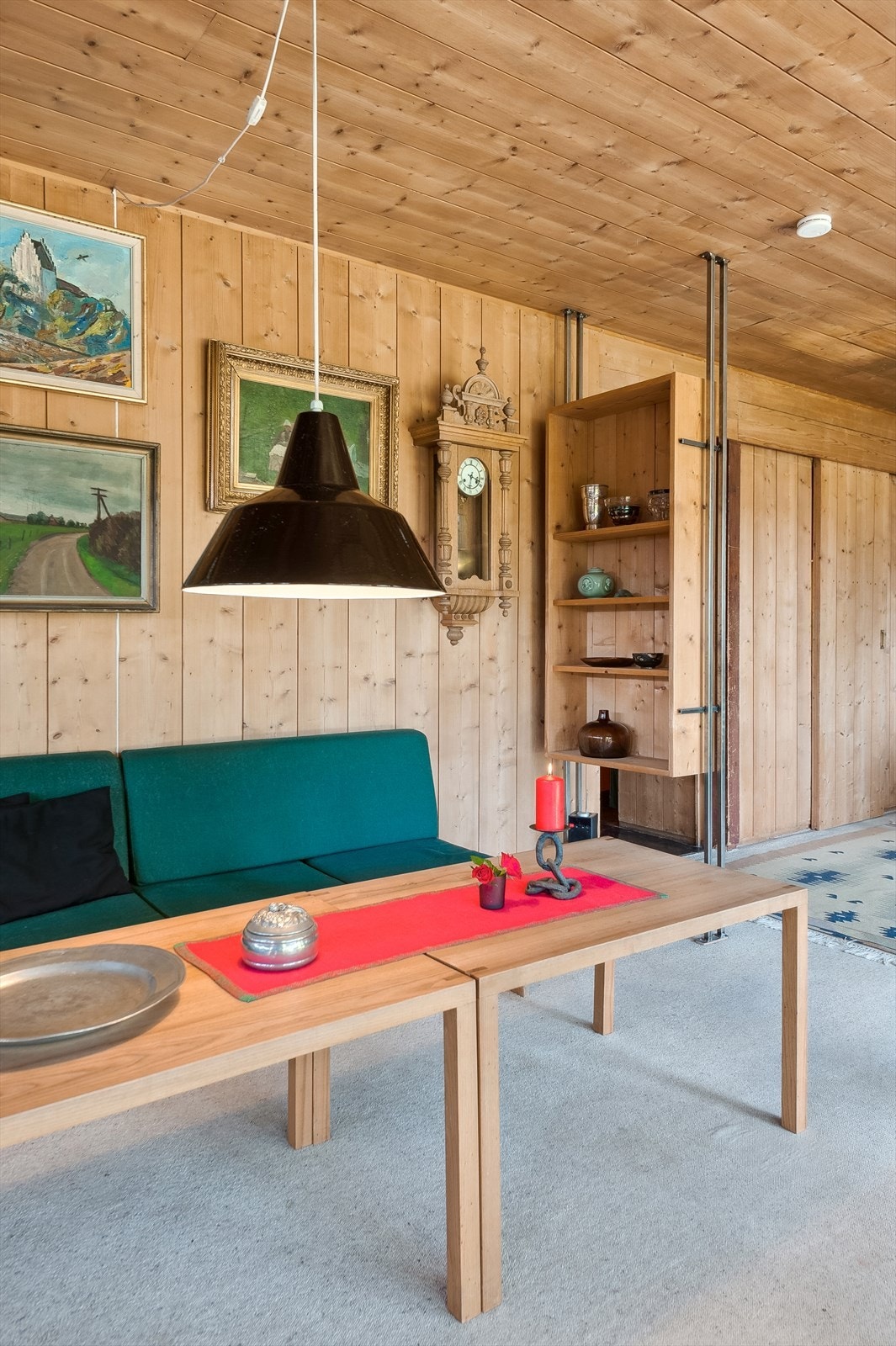 Stuen har flere smarte løsninger, hvor bl.a. en hylleseksjon fungerer som en romdeler mot adkomst fra entré Galleribilde