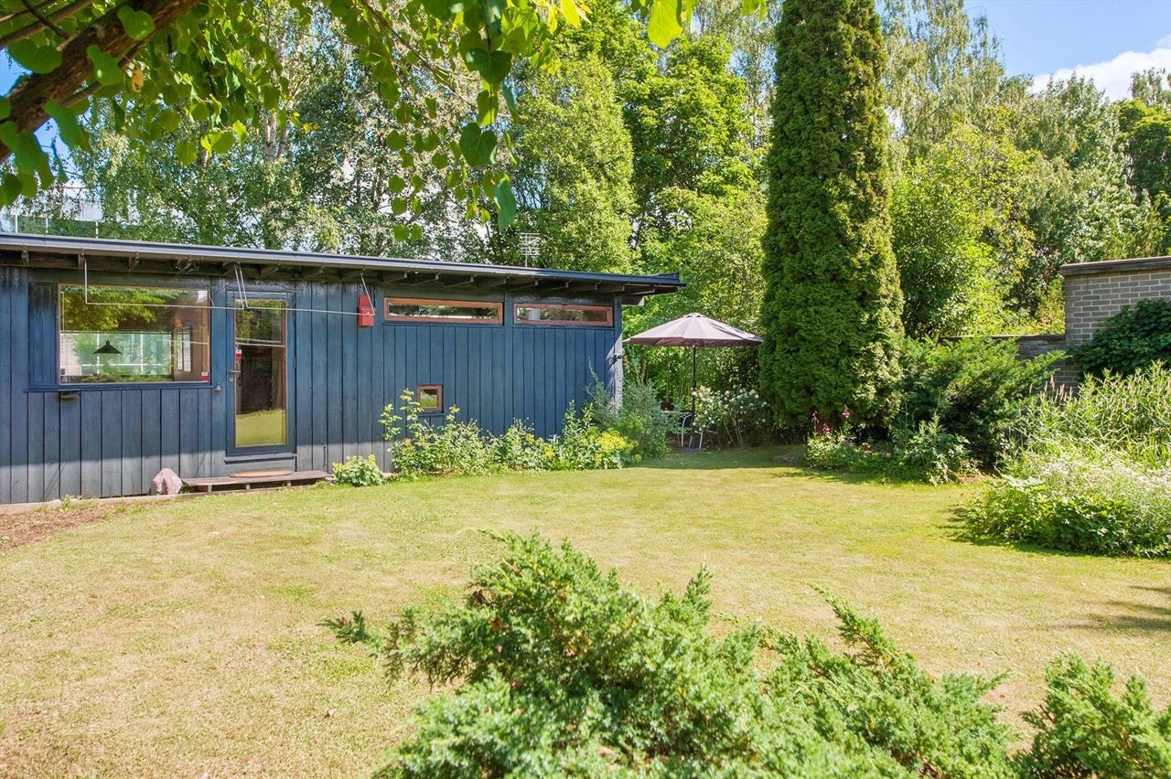 I hagen er det flere hyggelige markterrasser tilpasset om du vil nyte solen eller du ønsker å sitte svalt i skyggen Galleribilde
