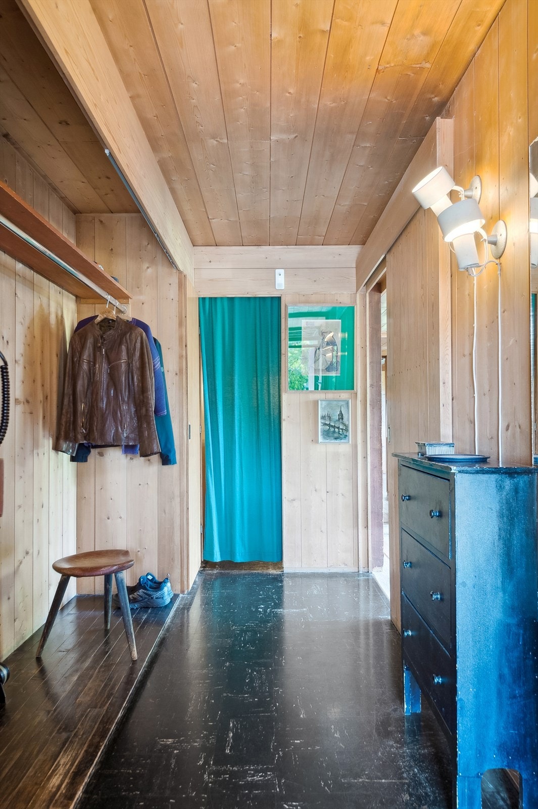 Via vindfanget kommer du inn i entréen med plassbygget garderobe Galleribilde