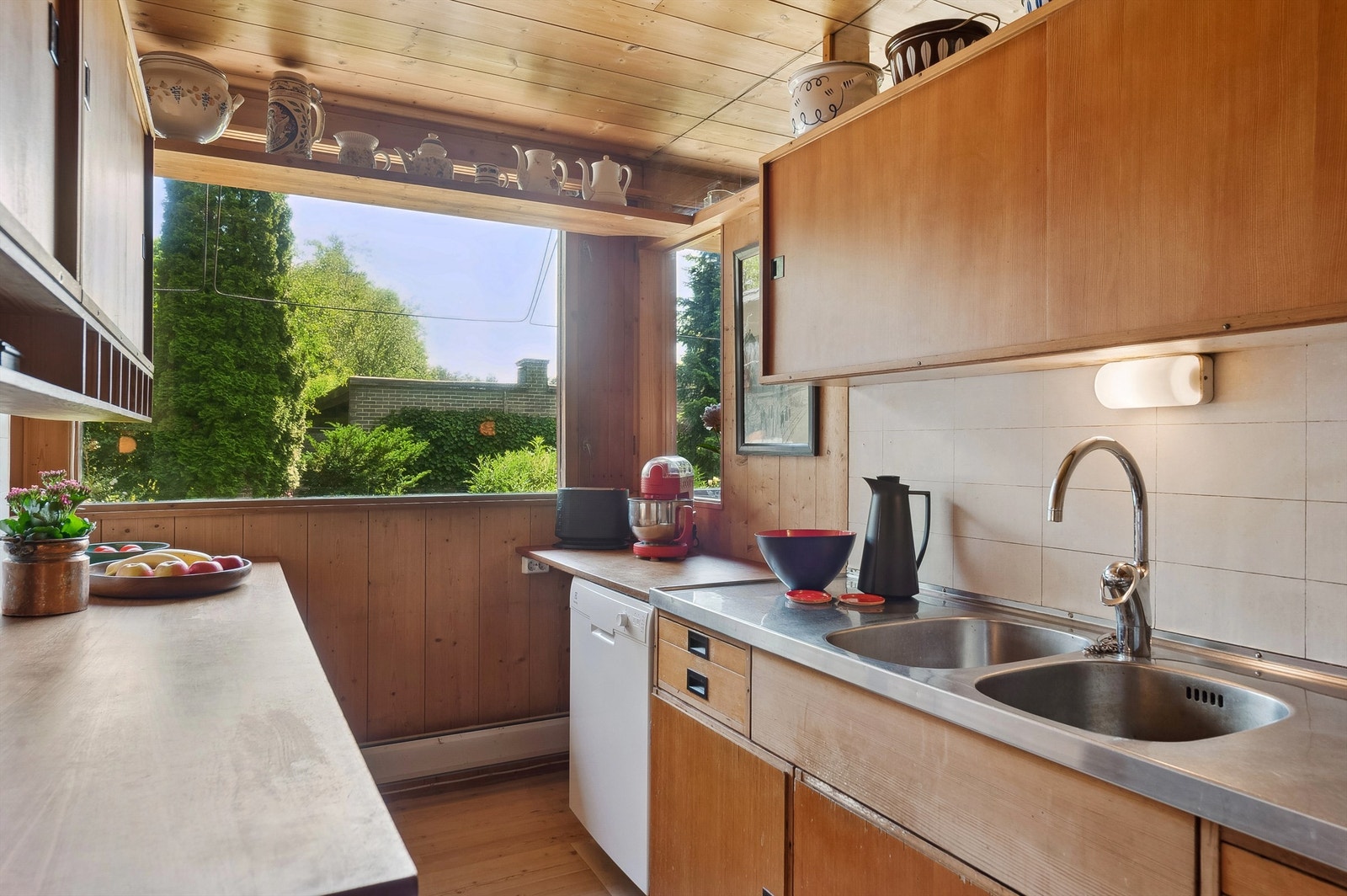 I tillegg til kjøkkeninnredningen er det direkte adkomst til et spiskammer/romslig matbod for oppbevaring av tørrvarer og kjøkkenutstyr. Galleribilde