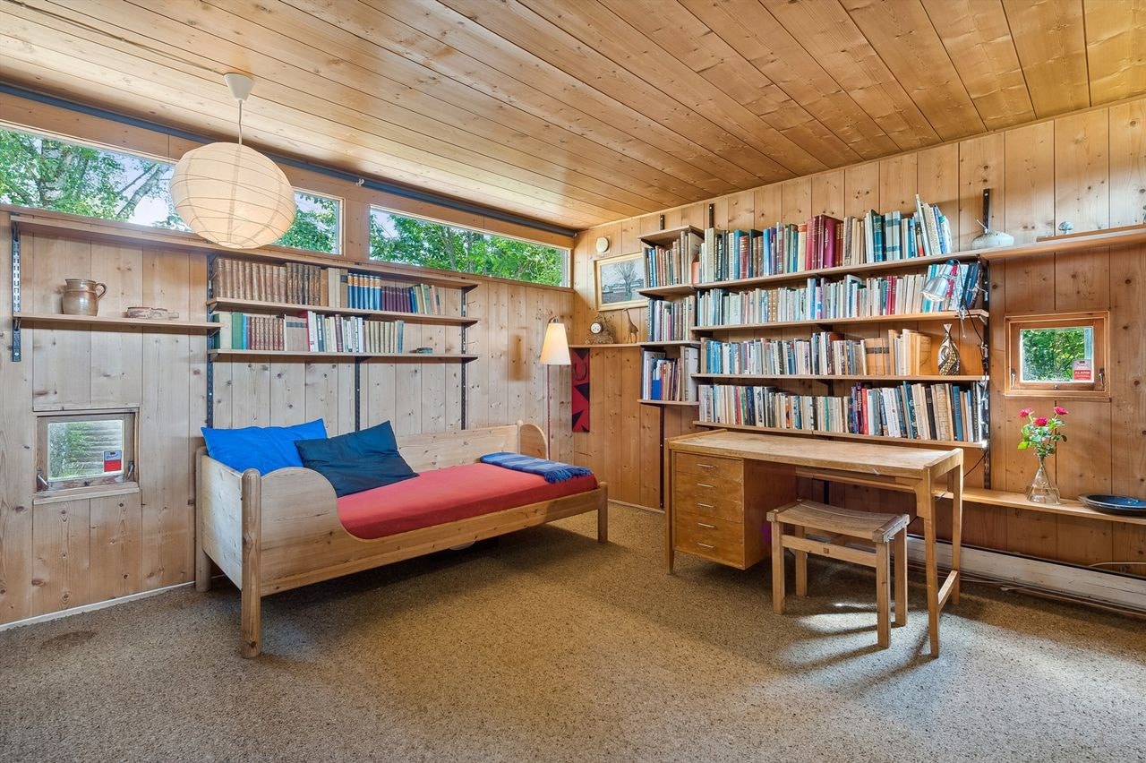 Romslig innredet rom som har vært benyttet til kontor. Galleribilde