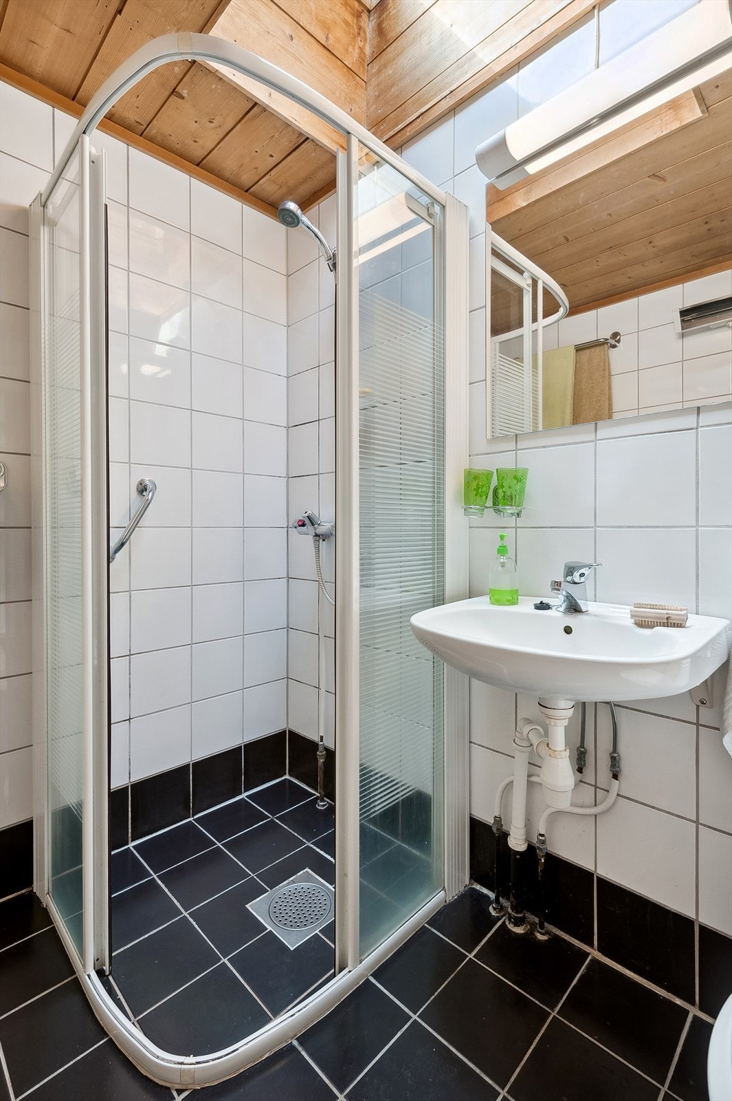 Bad hvor dagslyset slipper inn fra et takvindu Galleribilde