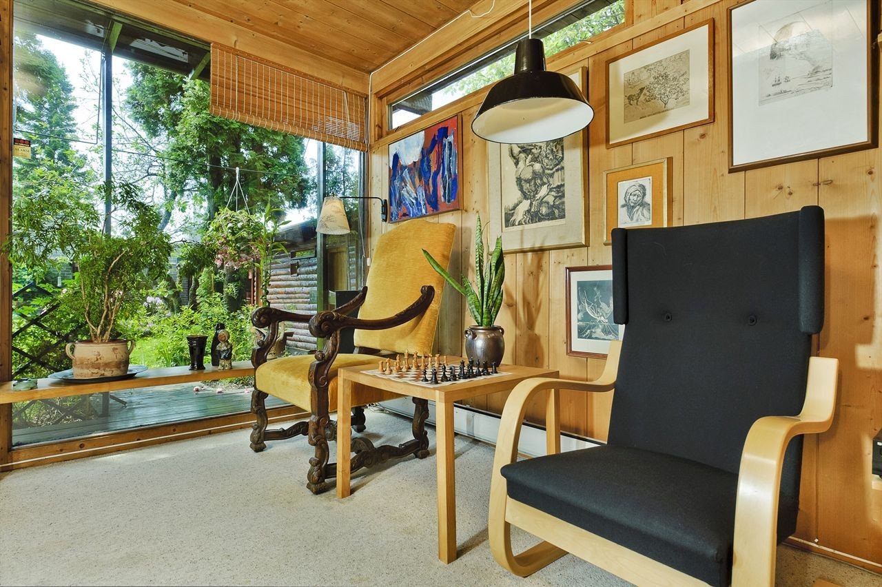 Hyggelig lesekrok i stuen hvor du kan nyte utsynet til hagen. Galleribilde