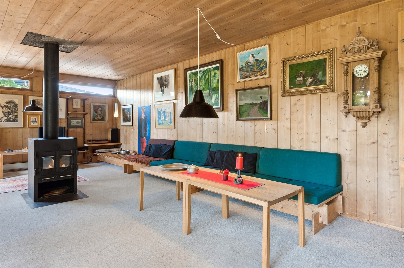 I stuen, og huset for øvrig, er en del av møblene håndlaget og spesialtilpasset huset. Galleribilde